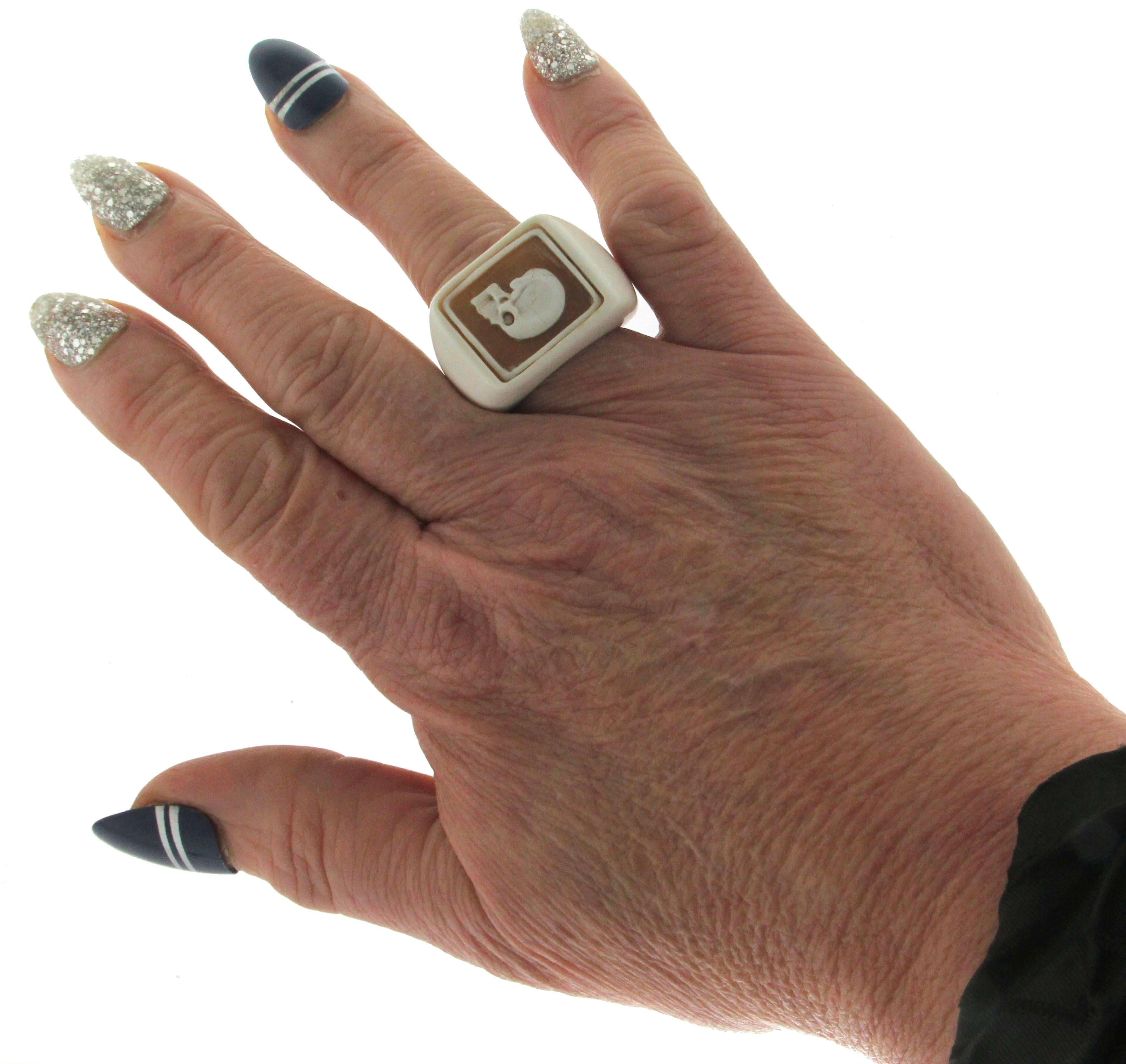 Handcraft Cameo Skull and White Agate Band Ring In New Condition For Sale In Marcianise, IT