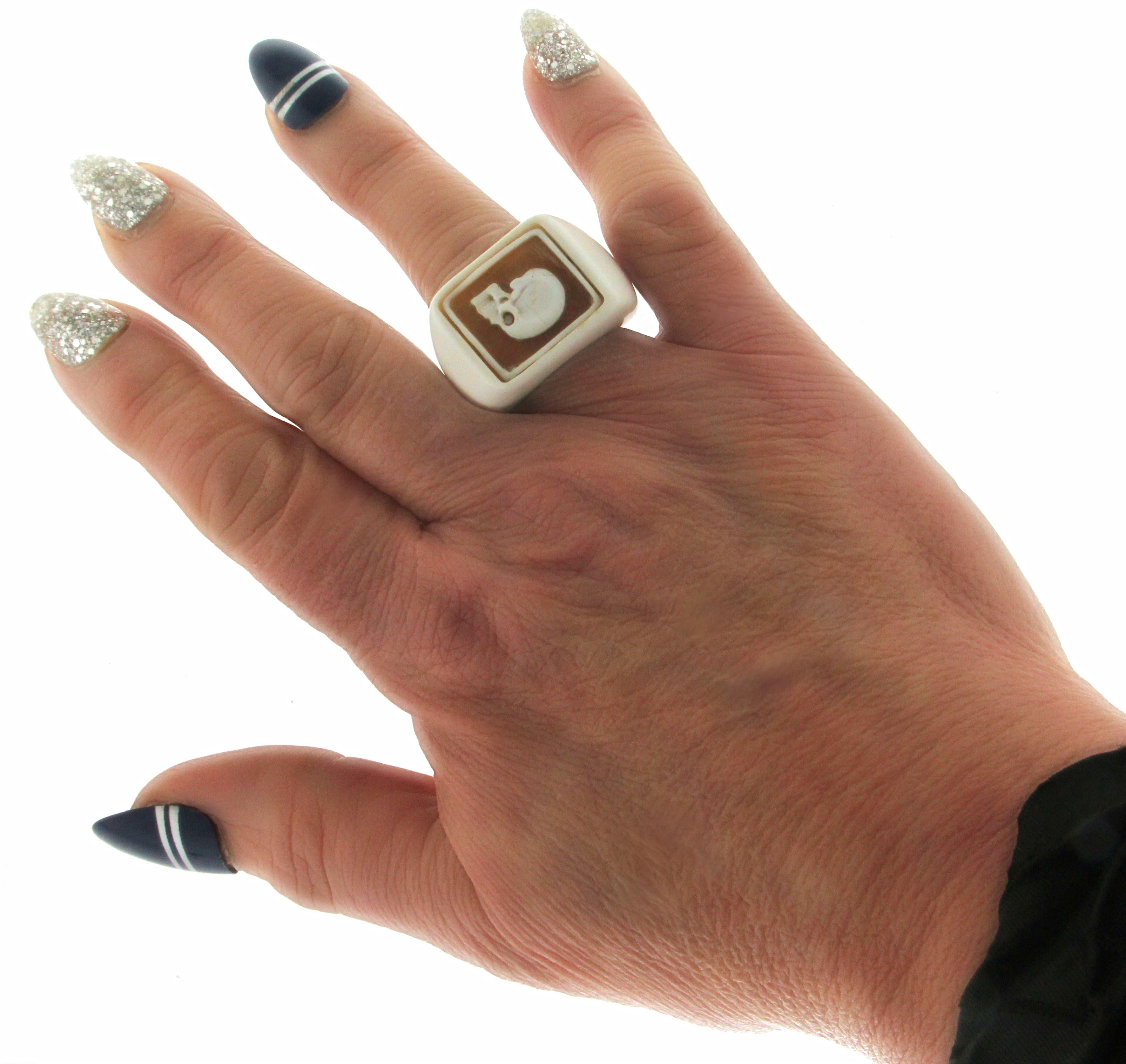 Handcraft Cameo Skull and White Agate Band Ring In New Condition For Sale In Marcianise, IT