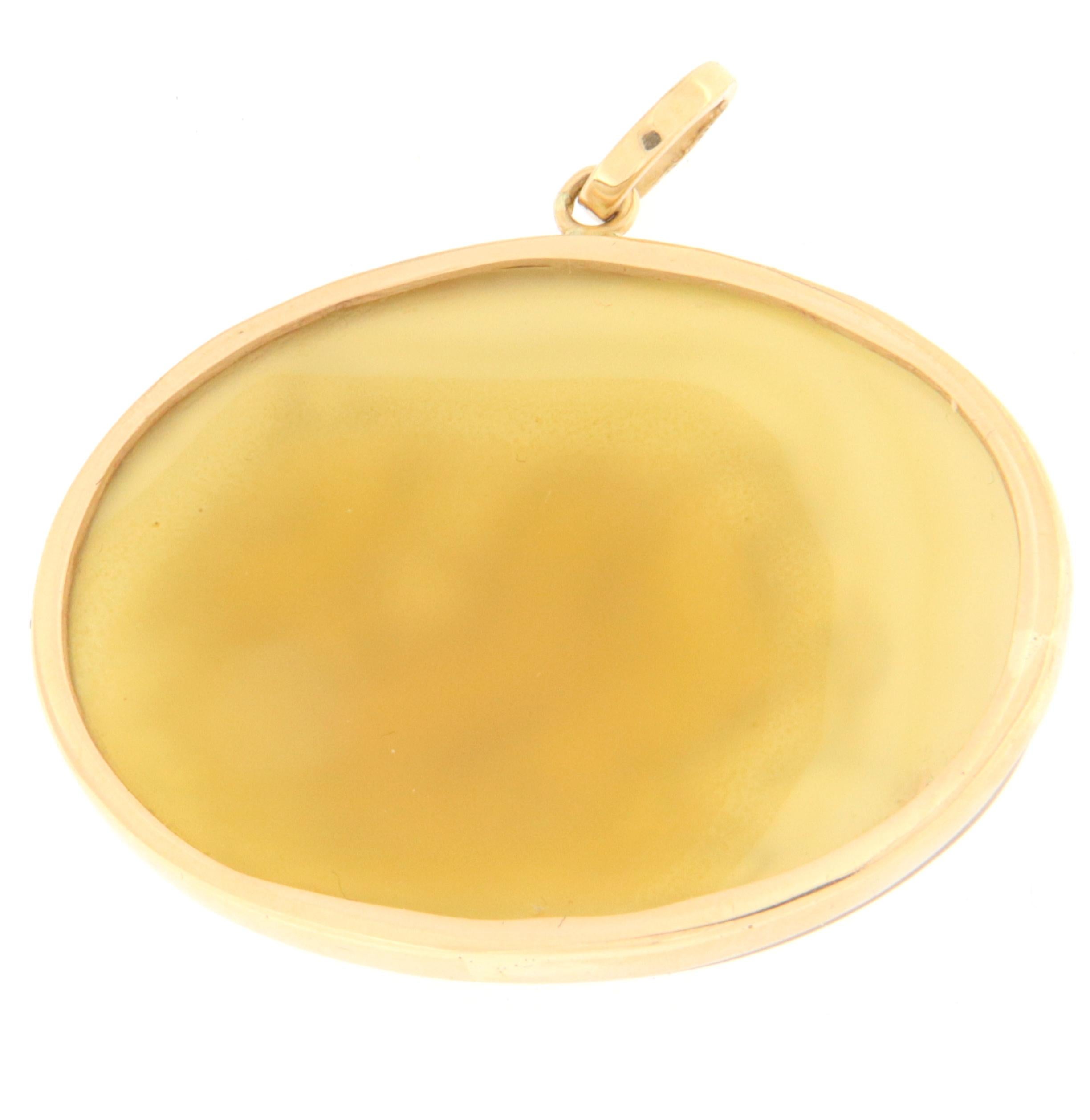 Artisan Handcraft Carnelian 14 Karat Yellow Gold Pendant Necklace For Sale