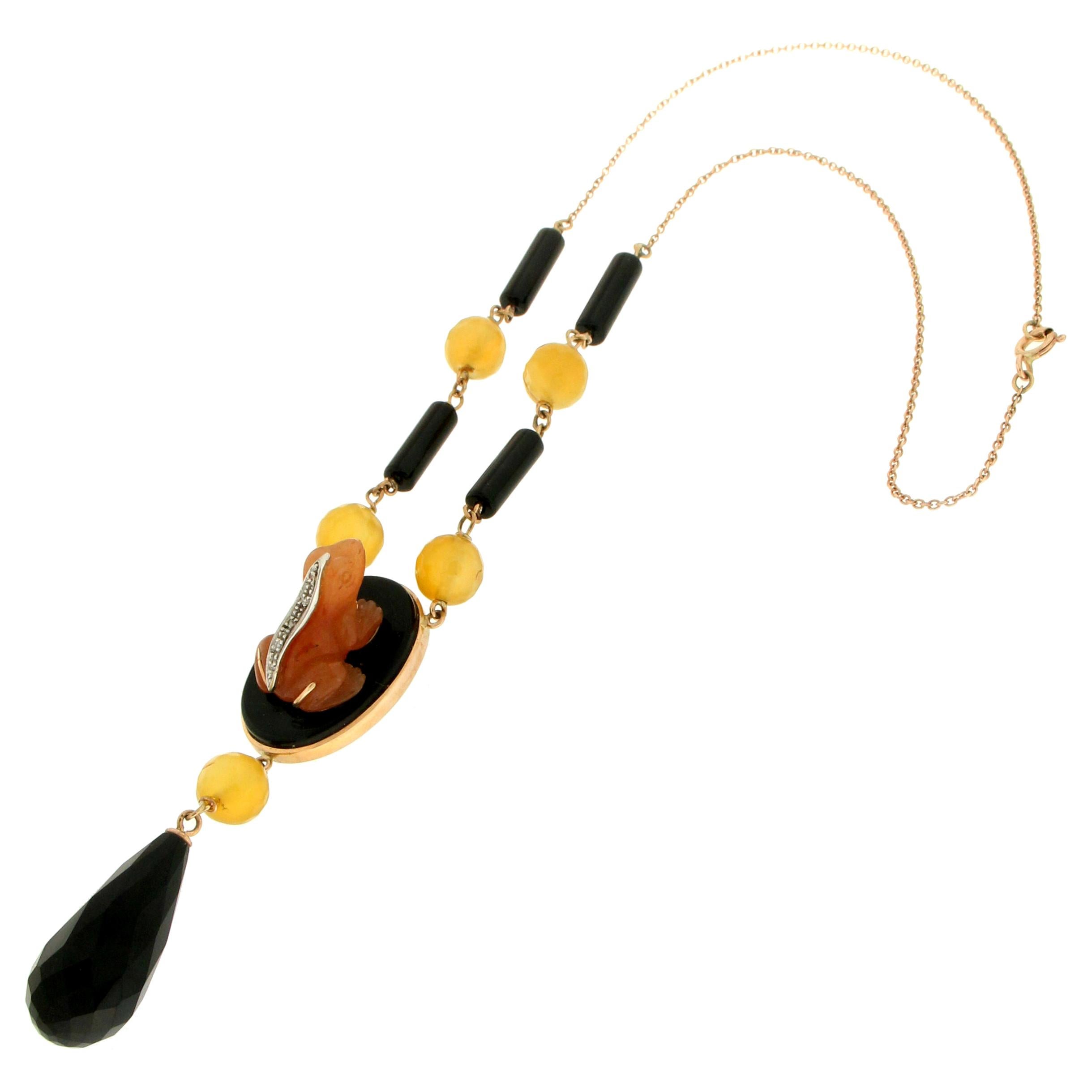 Collier pendentif artisanal grenouille en cornaline, or jaune 14 carats, onyx et diamants