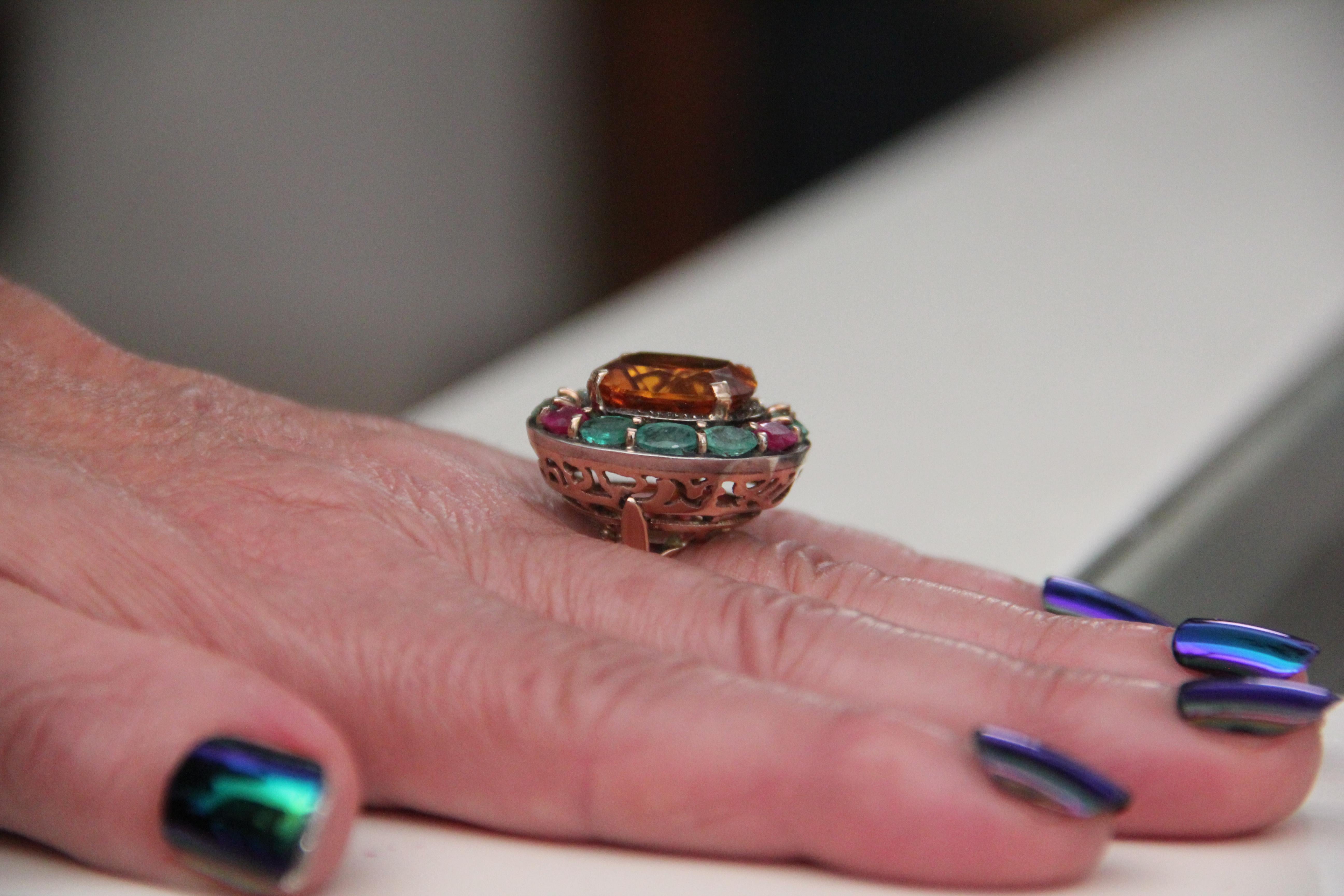 Bague cocktail artisanale en or jaune 14 carats avec citrine, émeraude et rubis en vente 2
