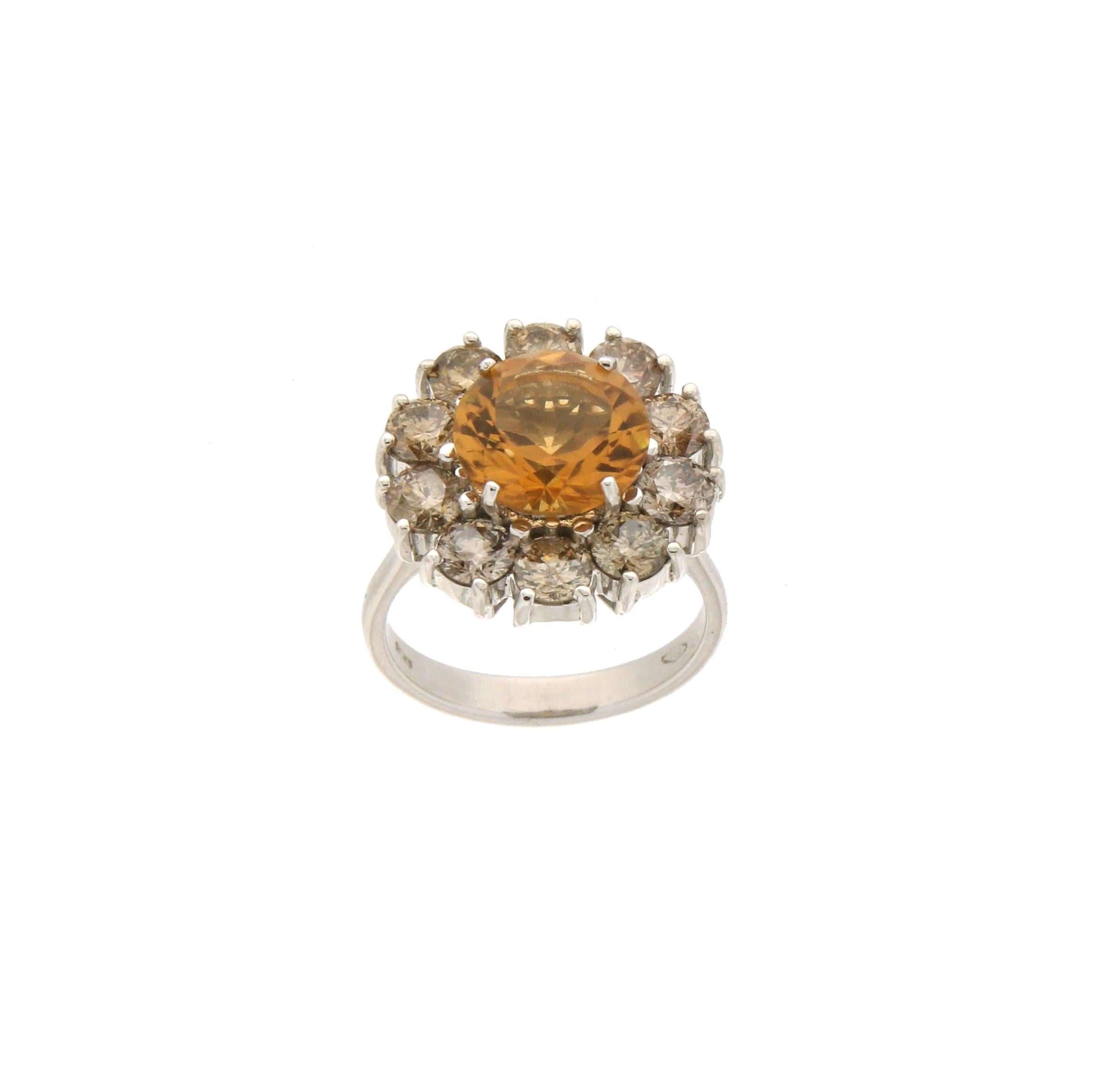 Cocktail-Ring, Citrin 18 Karat Weißgold Fancy Diamonds, Handgefertigt (Brillantschliff) im Angebot