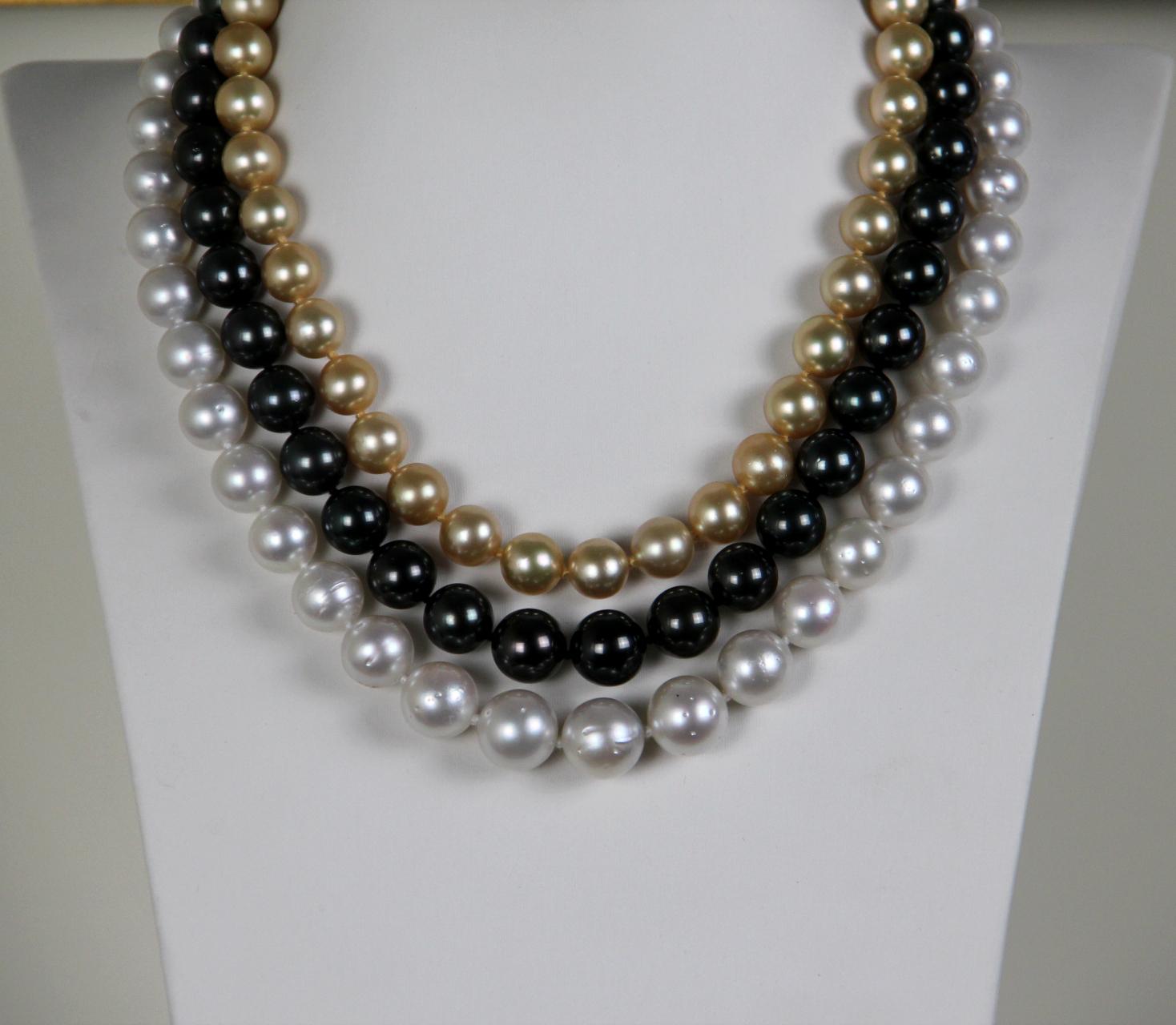 Mehrreihige Halskette mit handgefertigtem Verschluss aus 9 Karat Gelbgold mit Perlen im Angebot 4