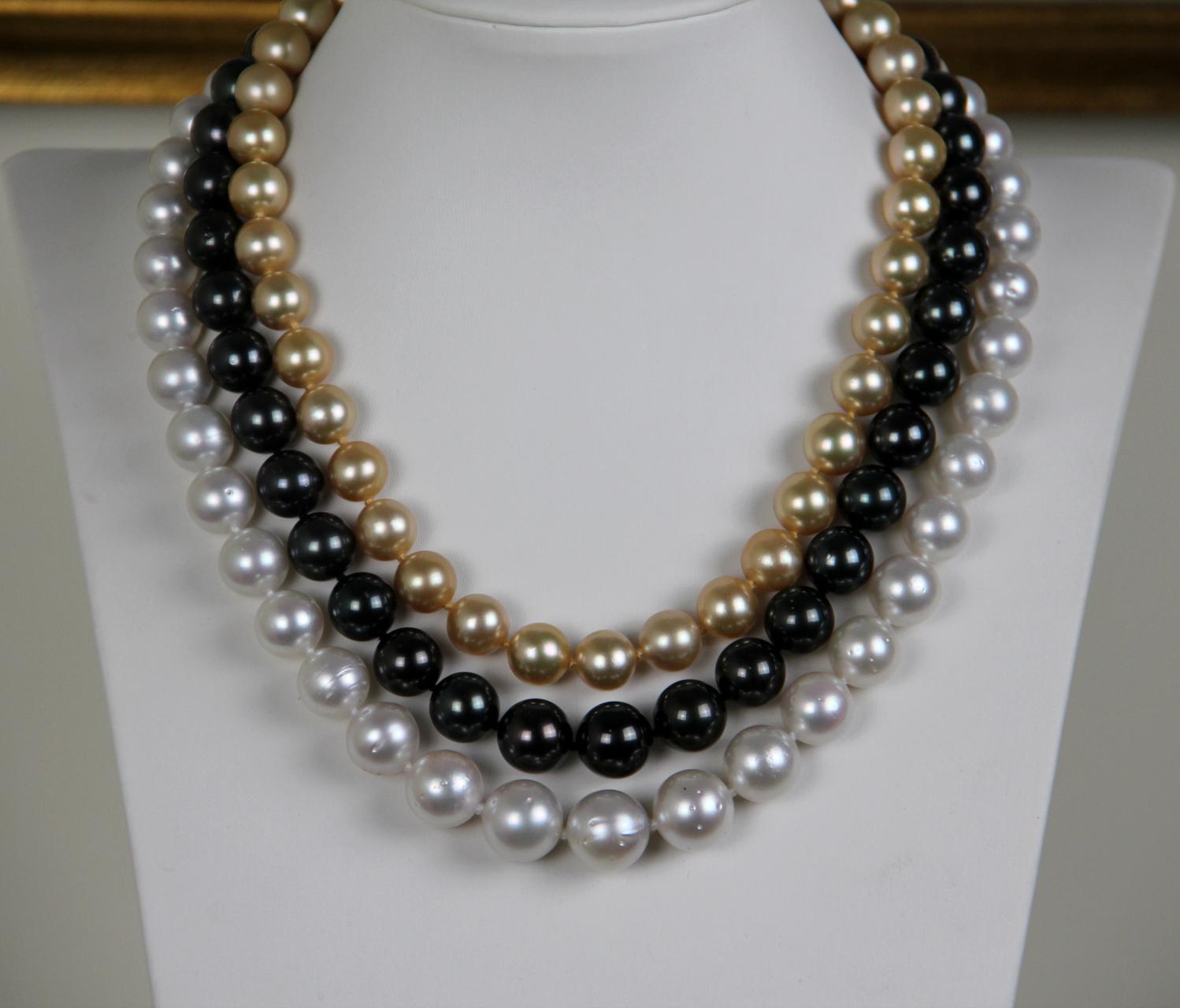 Mehrreihige Halskette mit handgefertigtem Verschluss aus 9 Karat Gelbgold mit Perlen im Angebot 5