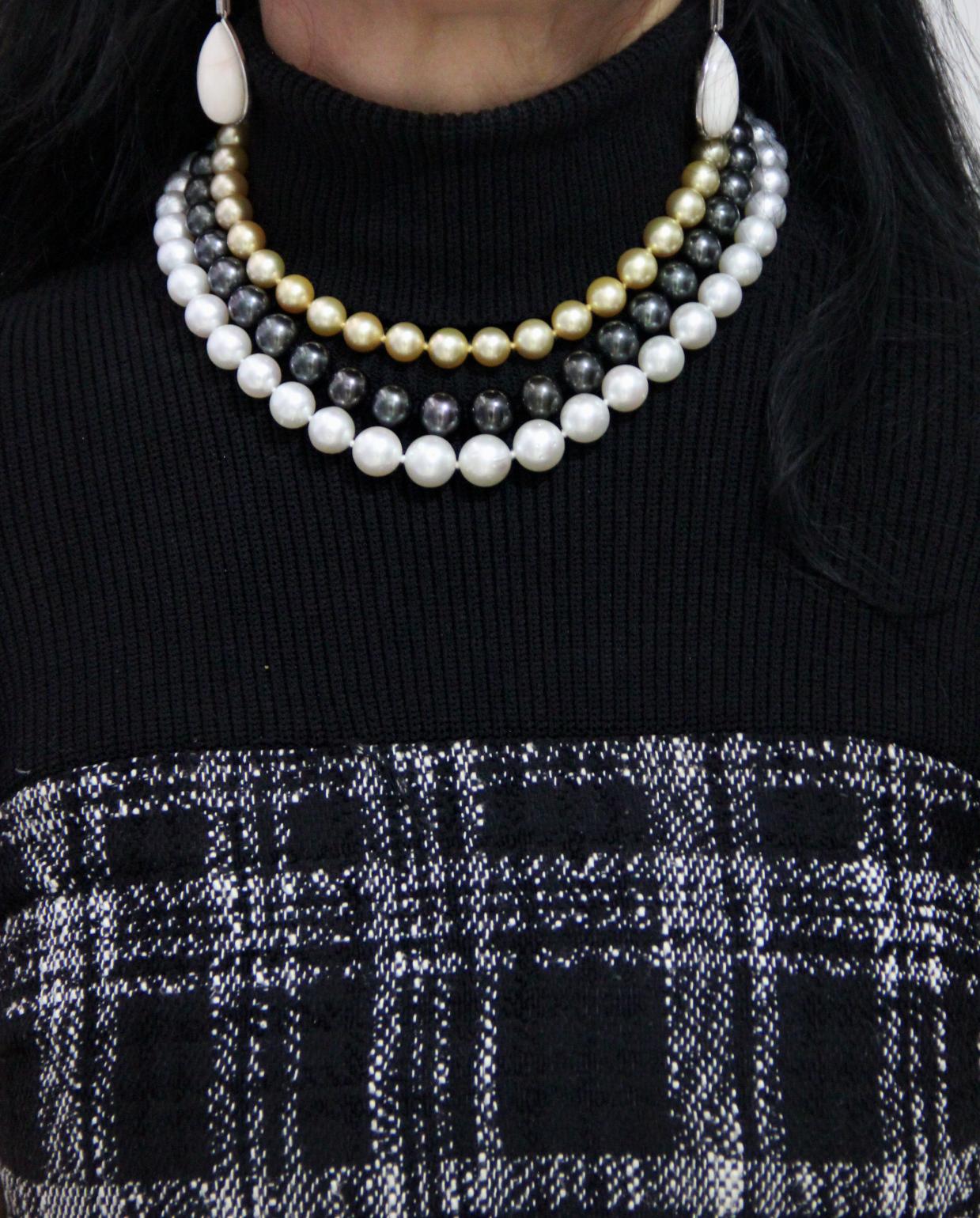 Mehrreihige Halskette mit handgefertigtem Verschluss aus 9 Karat Gelbgold mit Perlen im Angebot 14