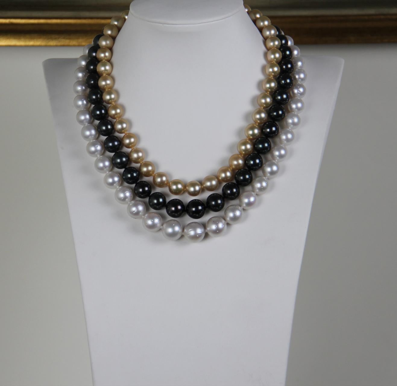 Mehrreihige Halskette mit handgefertigtem Verschluss aus 9 Karat Gelbgold mit Perlen (Kunsthandwerker*in) im Angebot