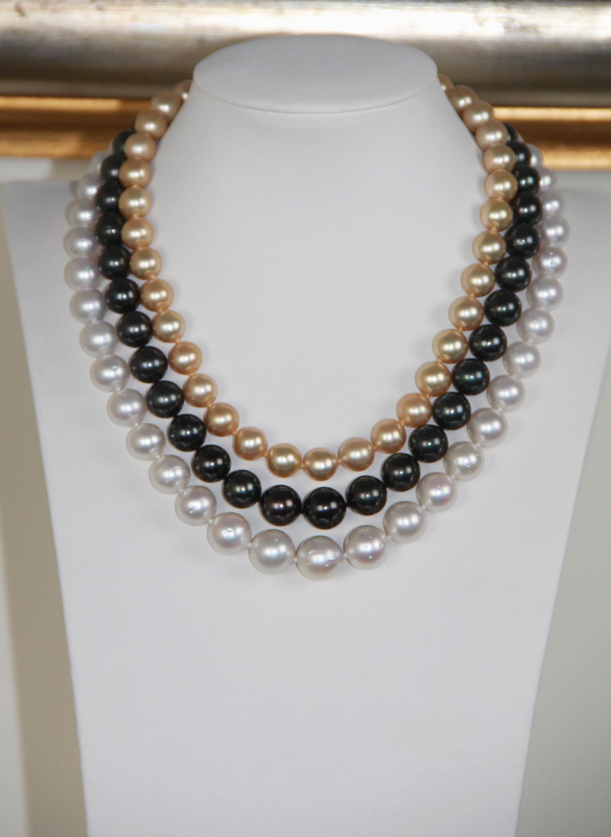 Mehrreihige Halskette mit handgefertigtem Verschluss aus 9 Karat Gelbgold mit Perlen (Rundschliff) im Angebot