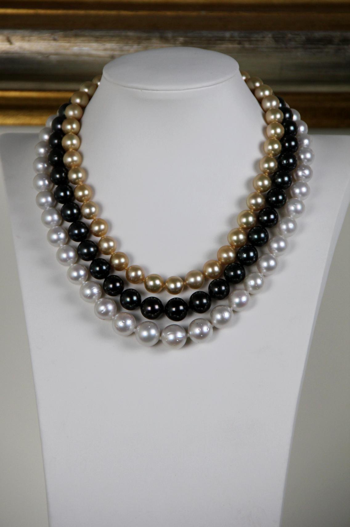 Mehrreihige Halskette mit handgefertigtem Verschluss aus 9 Karat Gelbgold mit Perlen im Zustand „Neu“ im Angebot in Marcianise, IT