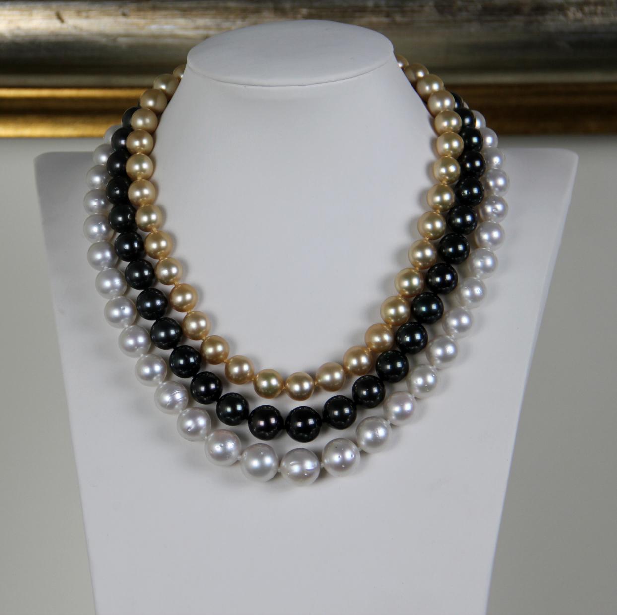 Mehrreihige Halskette mit handgefertigtem Verschluss aus 9 Karat Gelbgold mit Perlen im Angebot 1
