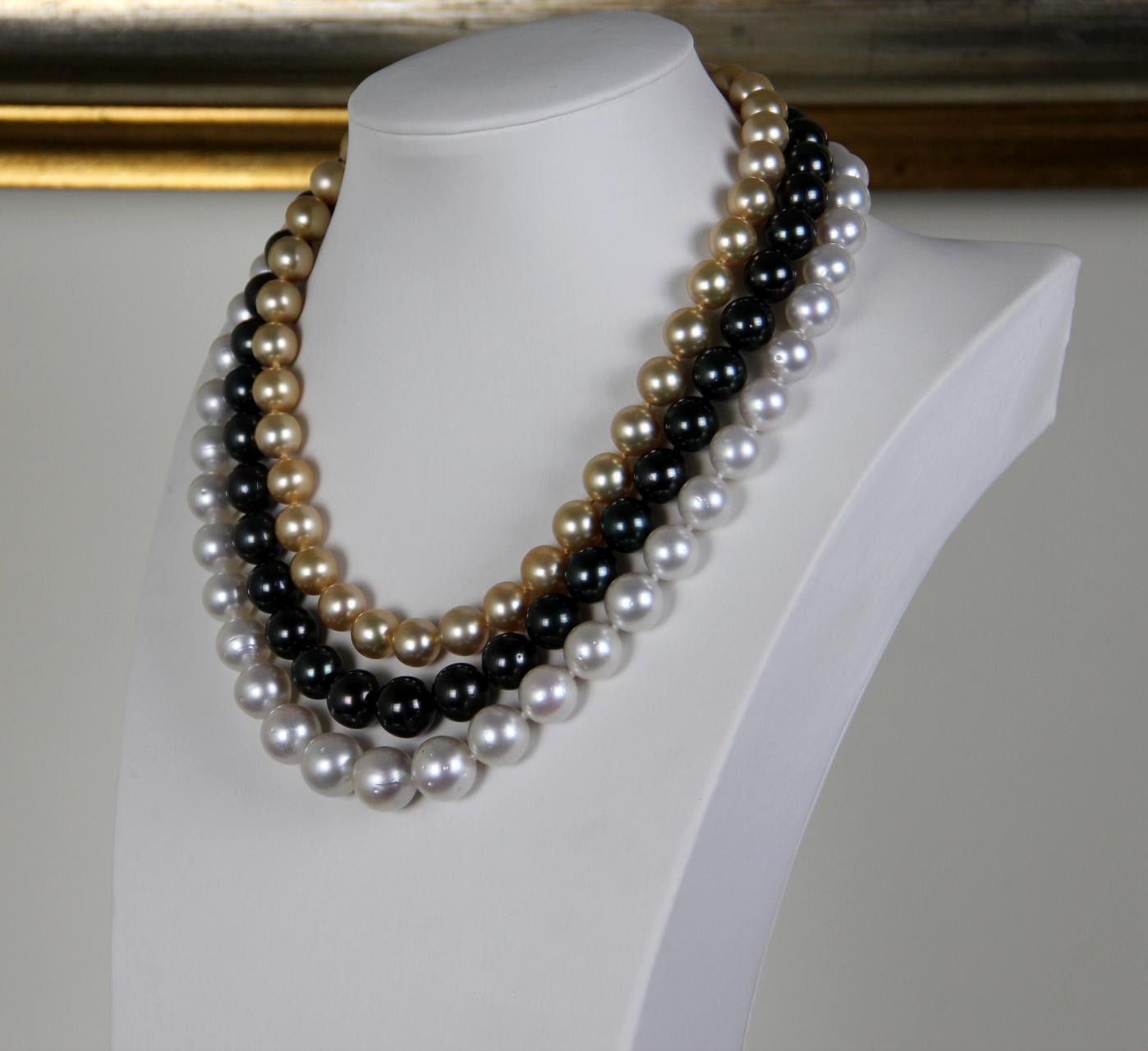 Mehrreihige Halskette mit handgefertigtem Verschluss aus 9 Karat Gelbgold mit Perlen im Angebot 2