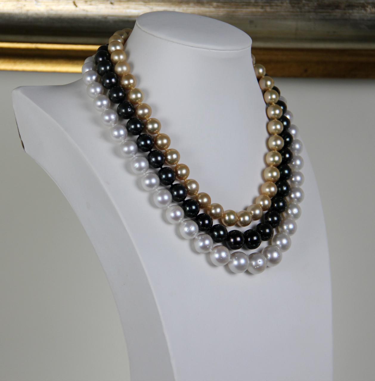 Mehrreihige Halskette mit handgefertigtem Verschluss aus 9 Karat Gelbgold mit Perlen im Angebot 3