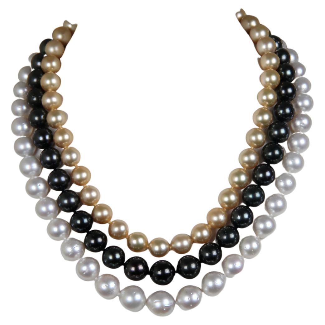 Mehrreihige Halskette mit handgefertigtem Verschluss aus 9 Karat Gelbgold mit Perlen im Angebot