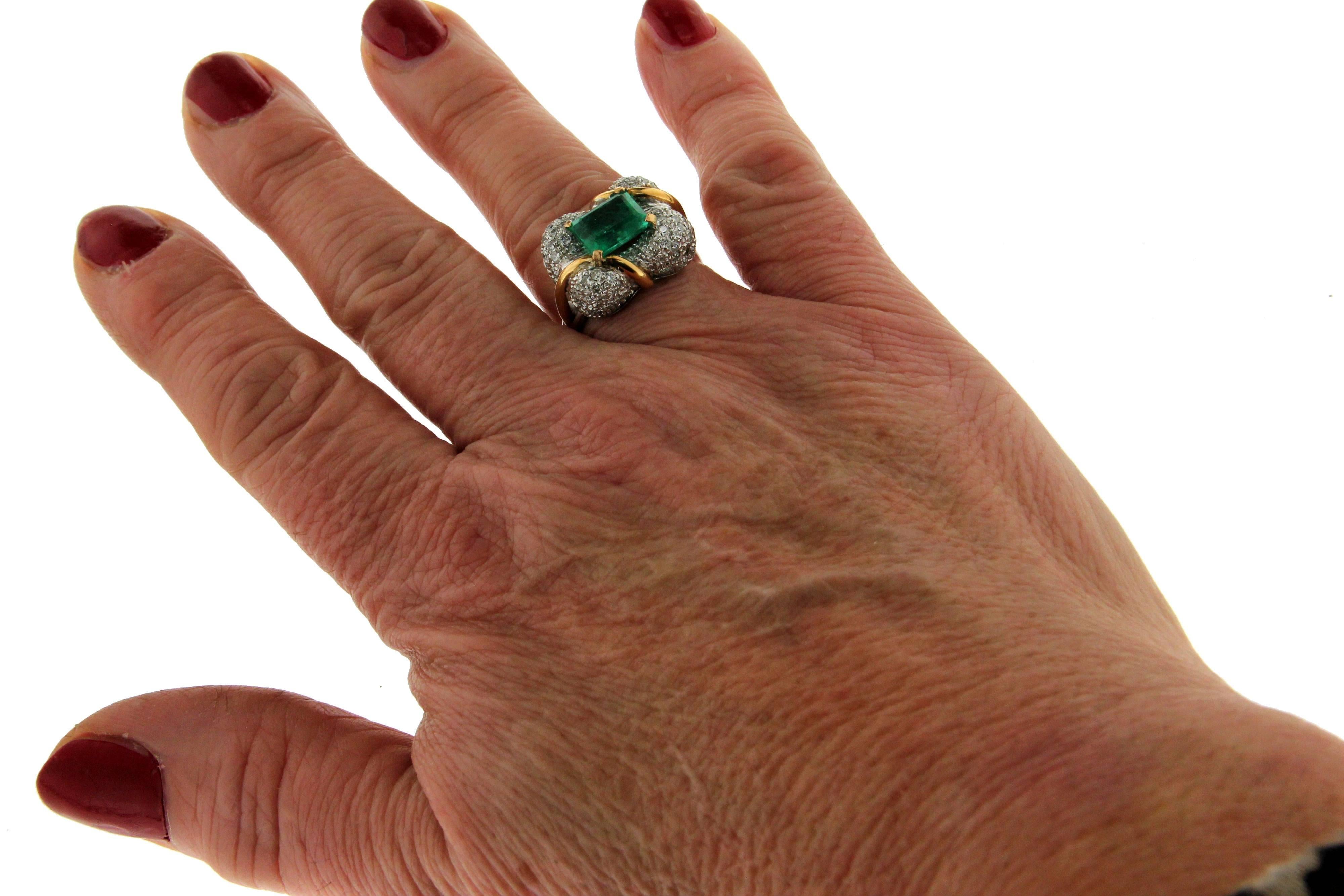 Handcraft Colombian Emerald 18 Karat Gold Diamonds Cocktail Ring In New Condition For Sale In Marcianise, IT