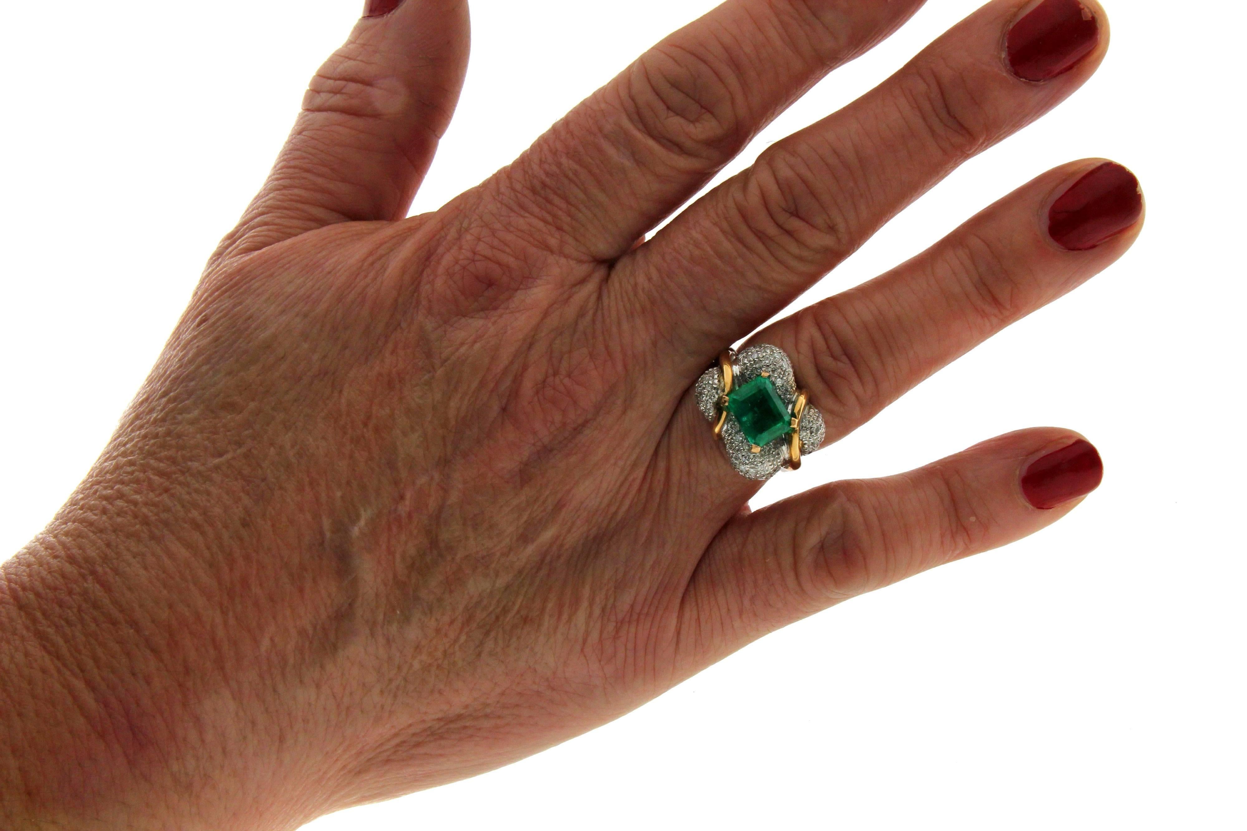 Women's or Men's Handcraft Colombian Emerald 18 Karat Gold Diamonds Cocktail Ring For Sale