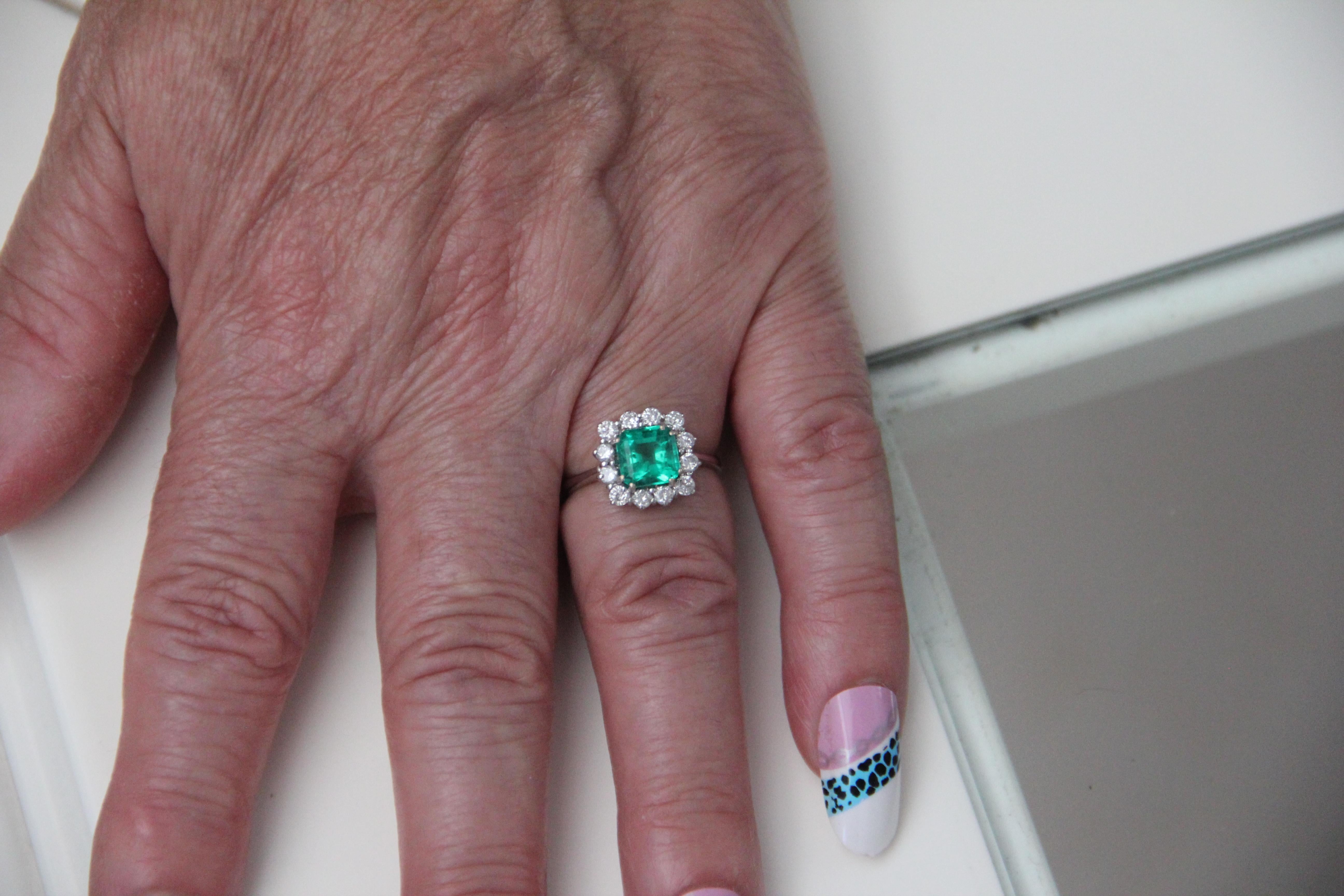 Handcraft Colombian Emerald 18 Karat White Gold Diamonds Cocktail Ring For Sale 4