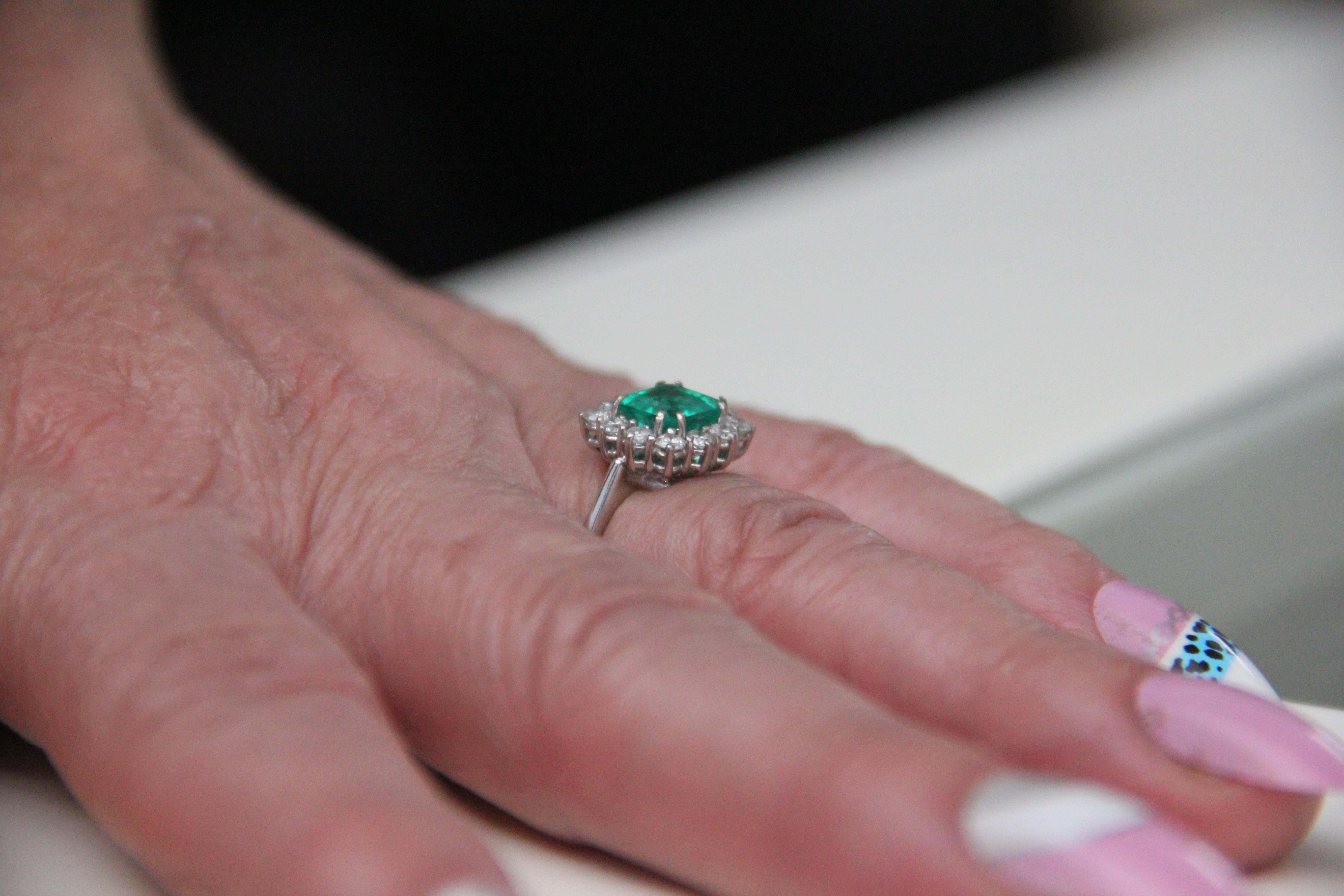 Handcraft Colombian Emerald 18 Karat White Gold Diamonds Cocktail Ring For Sale 5