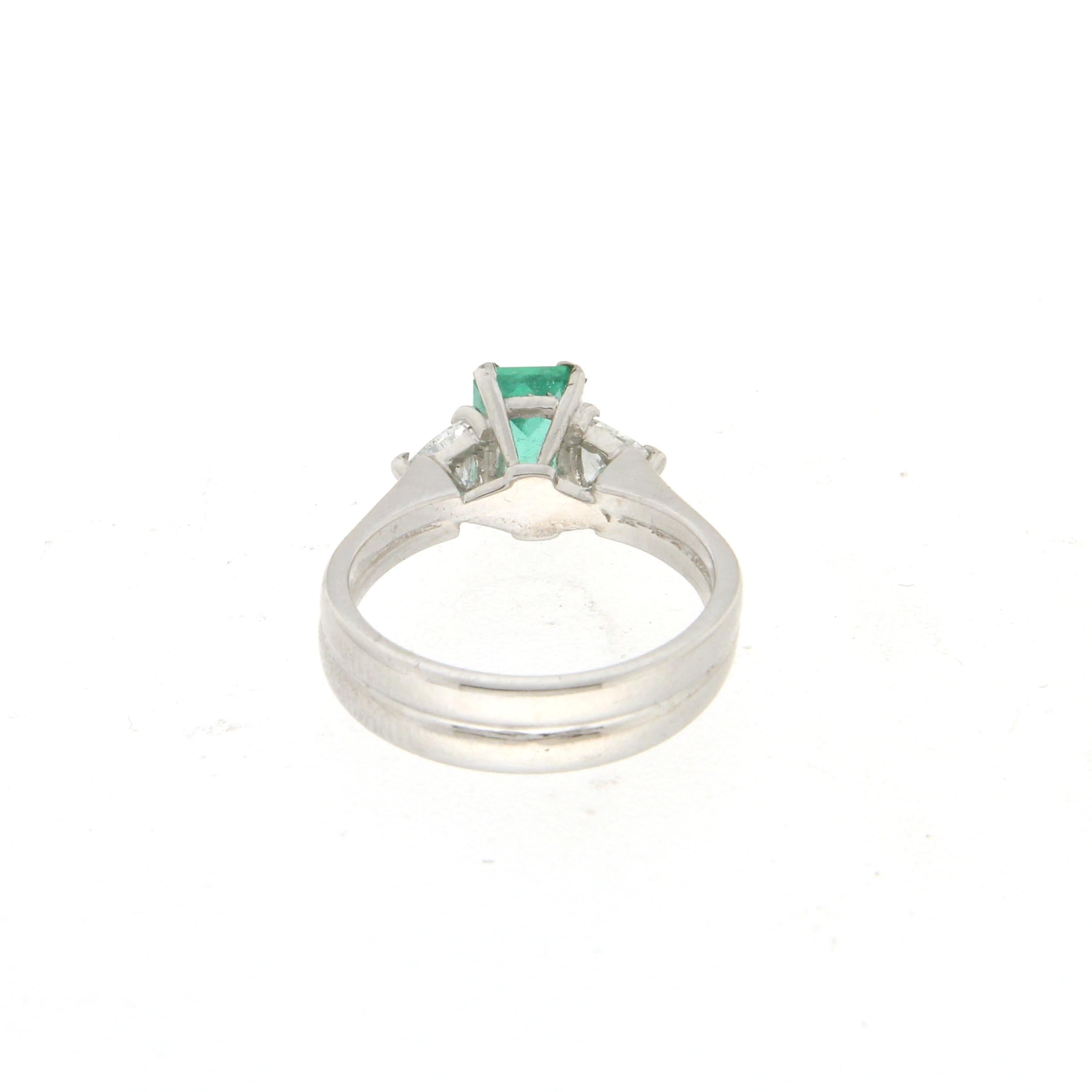 Handcraft Colombian Emerald 18 Karat White Gold Diamonds Cocktail Ring In New Condition In Marcianise, IT