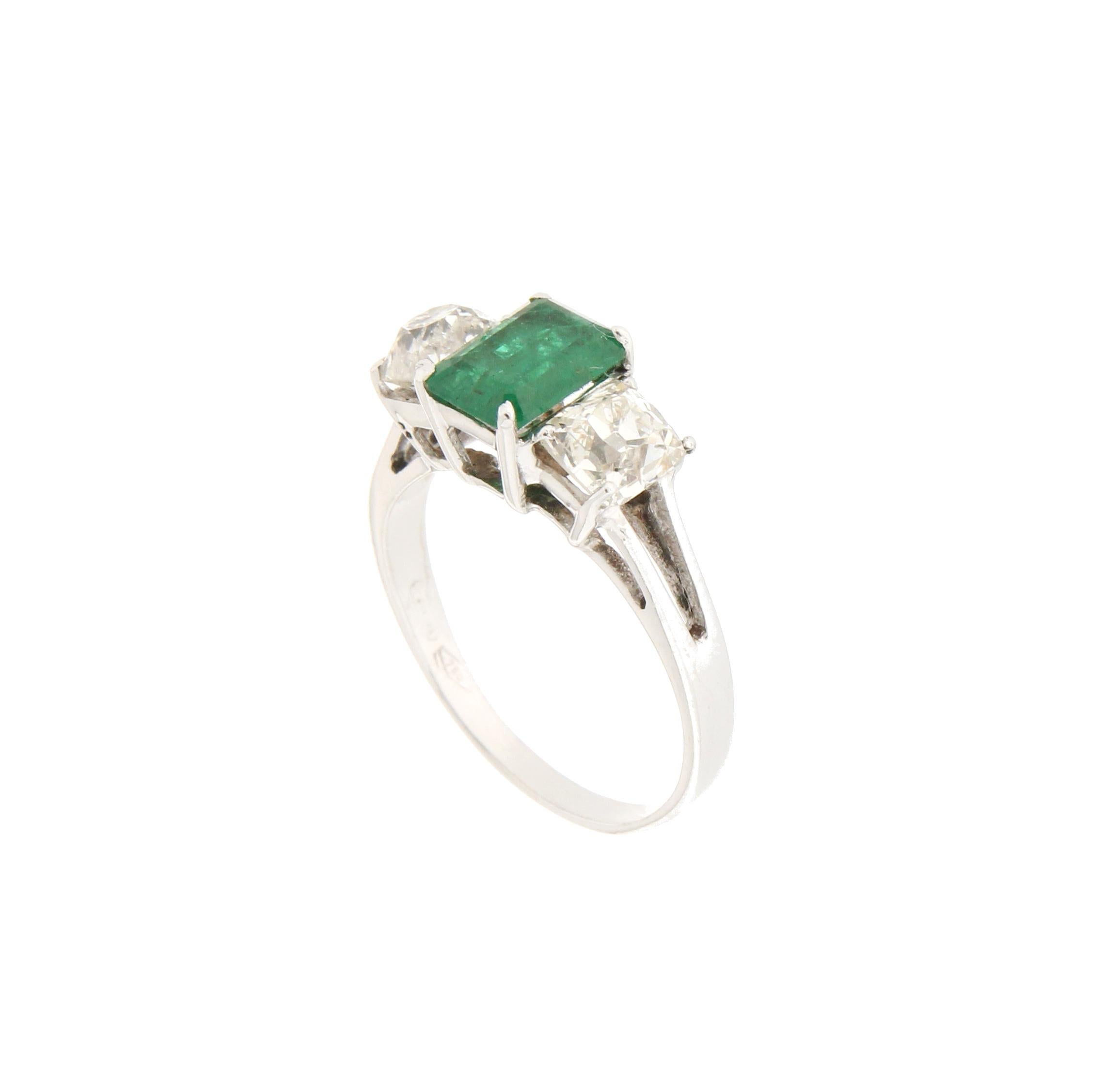 Handcraft Colombian Emerald 18 Karat White Gold Diamonds Cocktail Ring In New Condition For Sale In Marcianise, IT