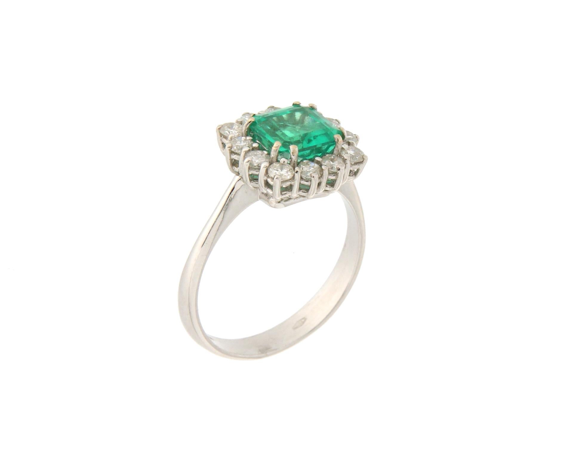Handcraft Colombian Emerald 18 Karat White Gold Diamonds Cocktail Ring In New Condition For Sale In Marcianise, IT