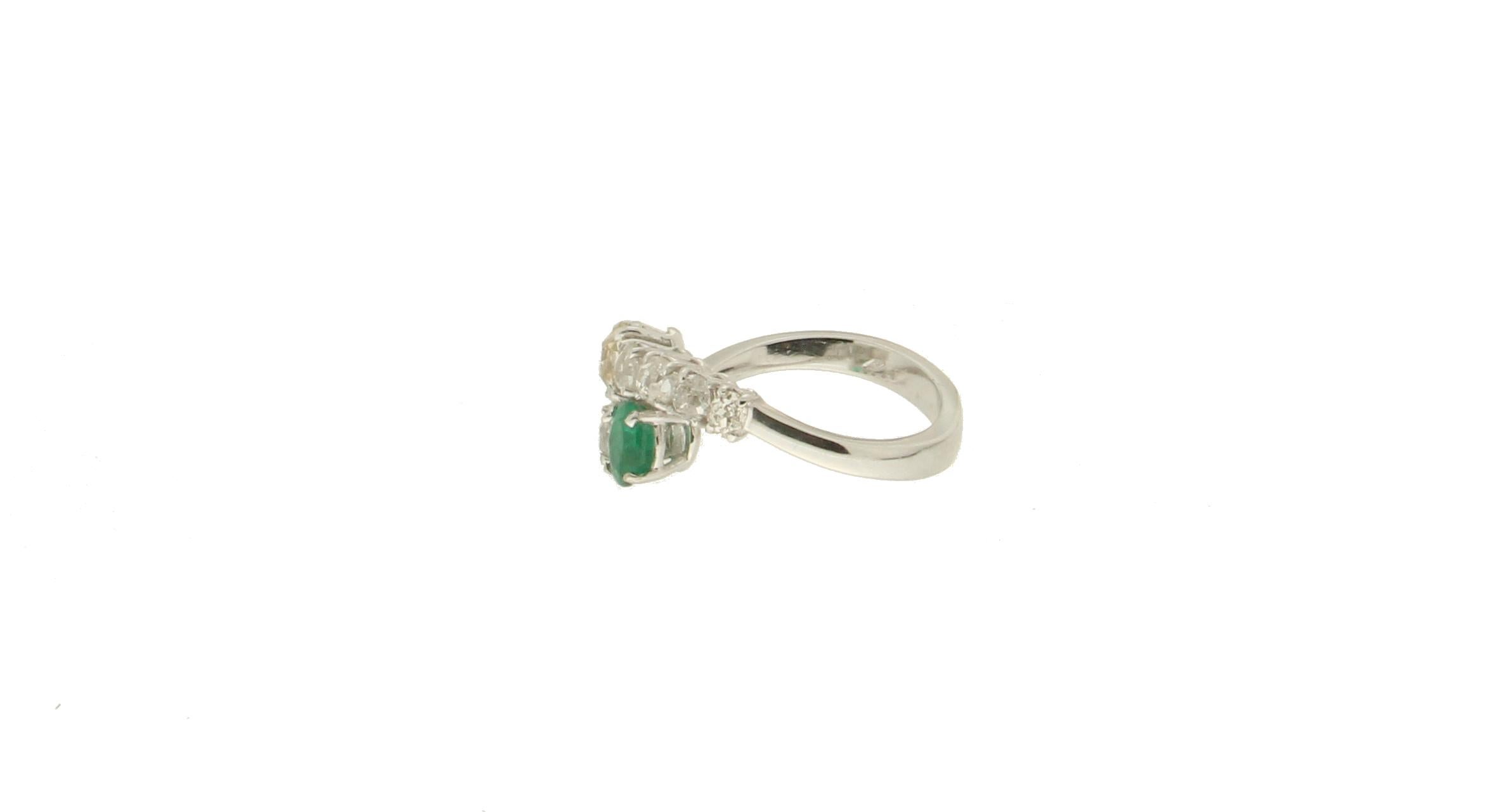 Handcraft Colombian Emerald 18 Karat White Gold Diamonds Cocktail Ring For Sale 1