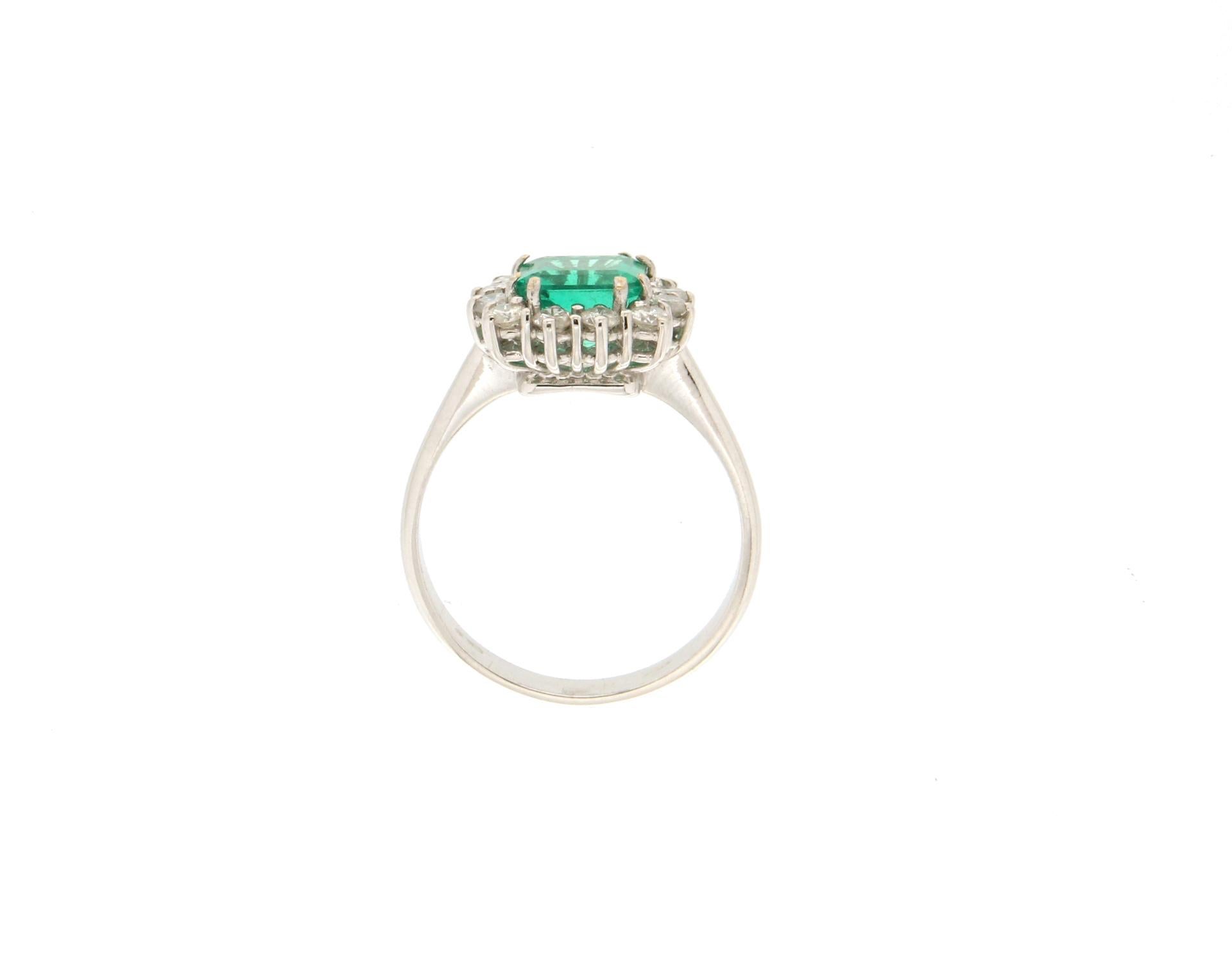 Handcraft Colombian Emerald 18 Karat White Gold Diamonds Cocktail Ring For Sale 2