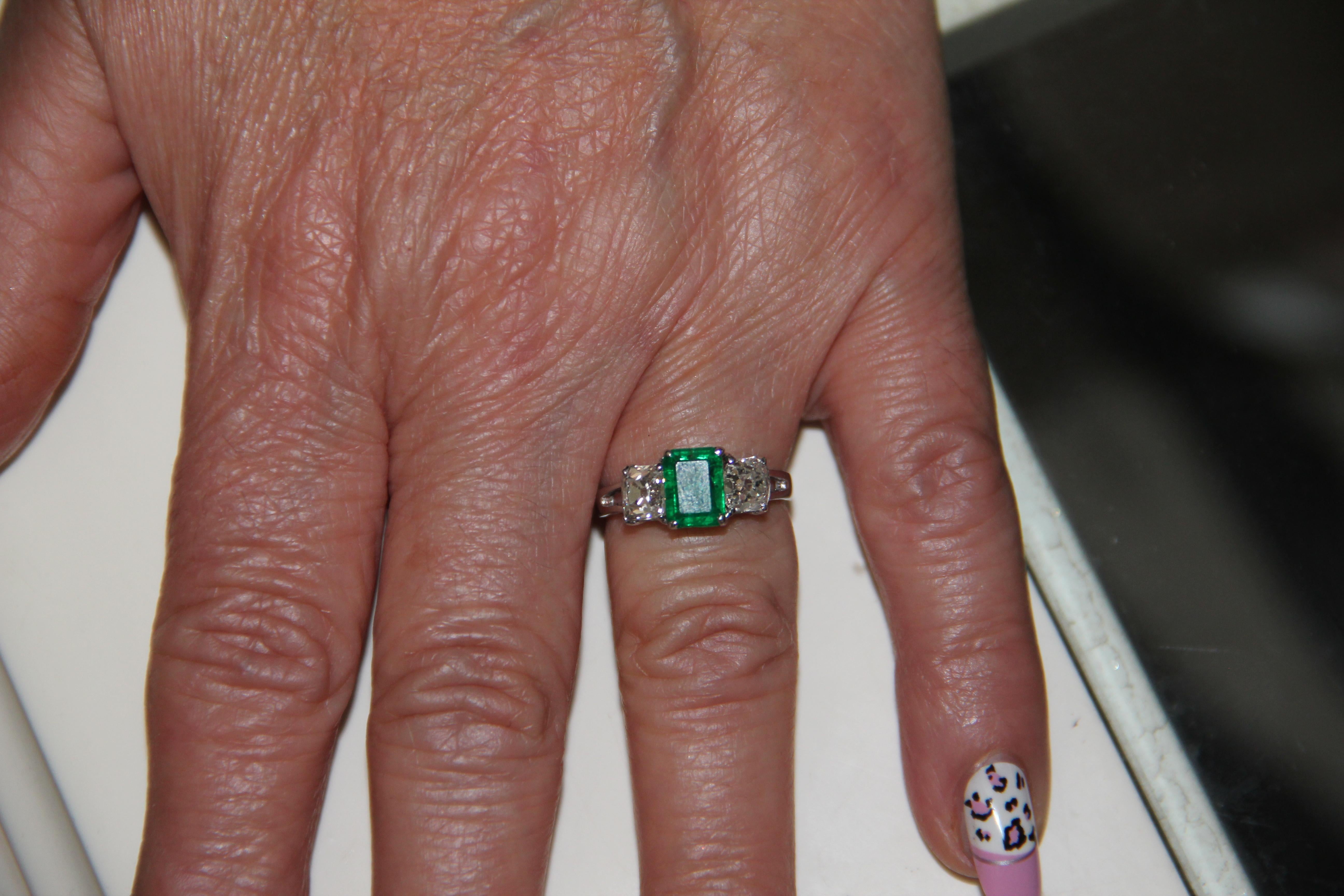 Handcraft Colombian Emerald 18 Karat White Gold Diamonds Cocktail Ring For Sale 3