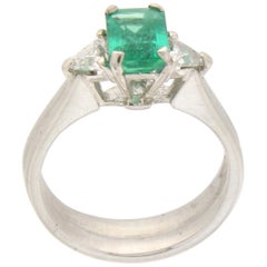 Handcraft Colombian Emerald 18 Karat White Gold Diamonds Cocktail Ring