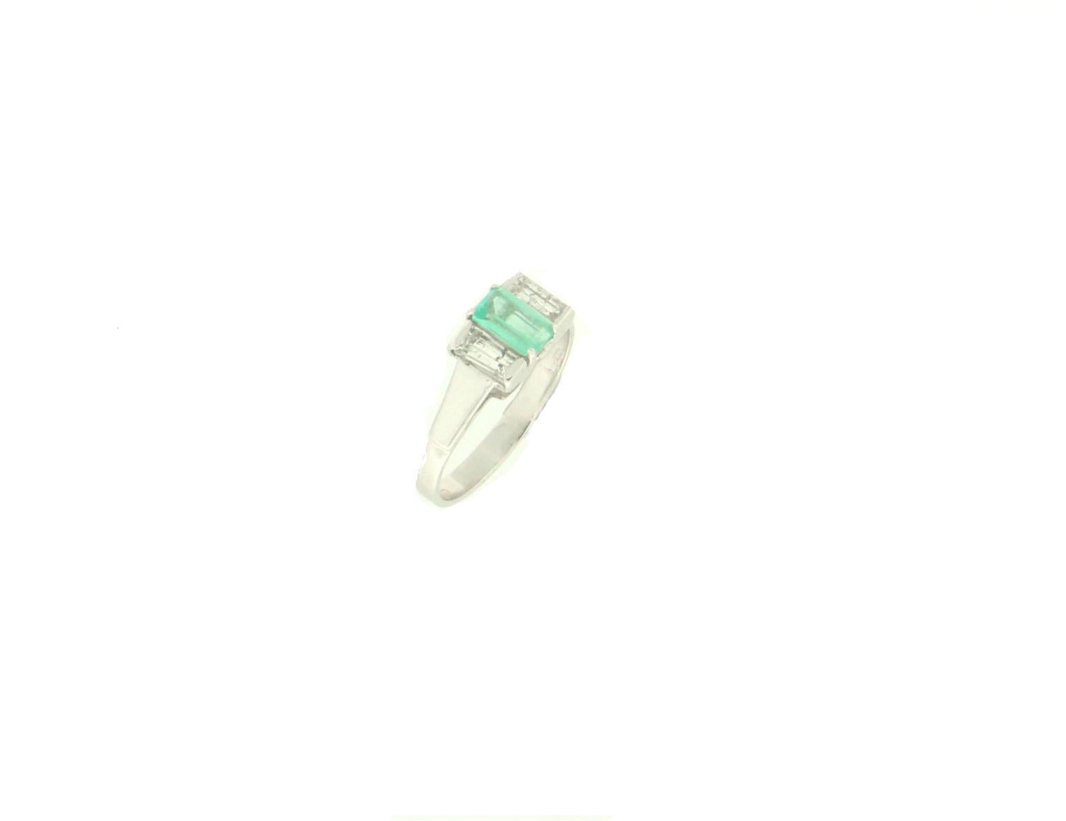 Taille baguette Bague de fiançailles artisanale en or blanc 18 carats avec émeraude de Colombie et diamants en vente