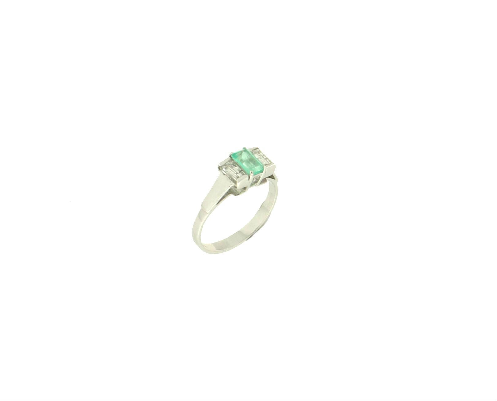 Handcraft Colombian Emerald 18 Karat White Gold Diamonds Engagement Ring In New Condition For Sale In Marcianise, IT