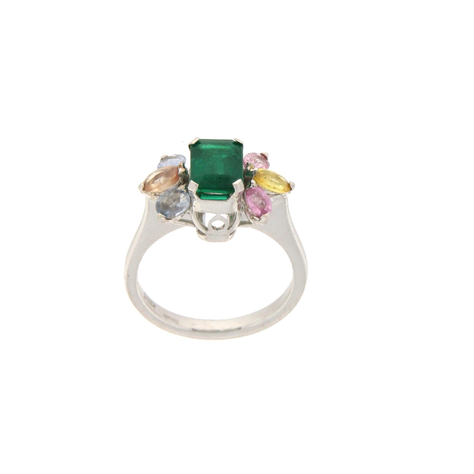 Handcraft Colombian Emerald 18 Karat White Gold Sapphires Cocktail Ring In New Condition For Sale In Marcianise, IT