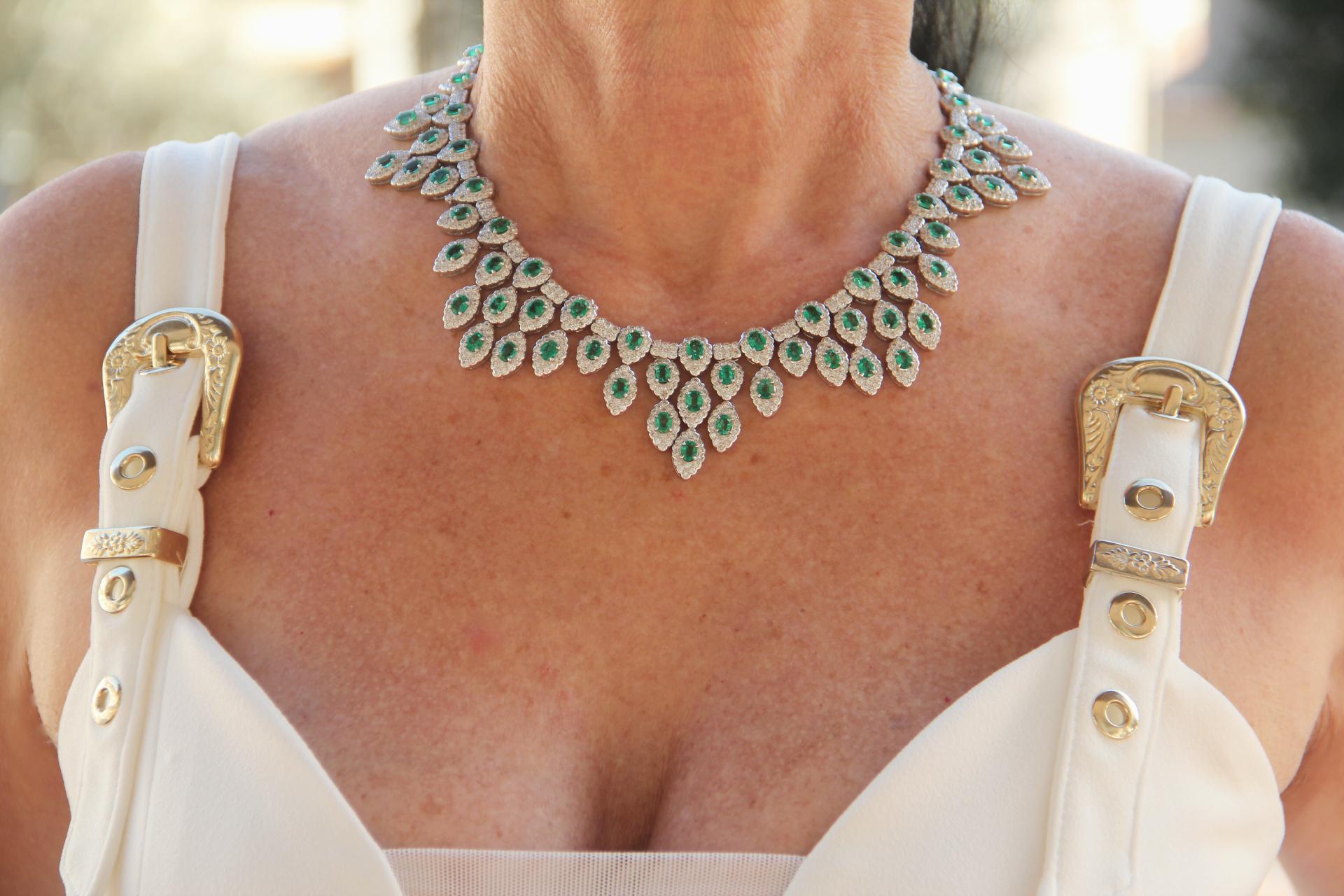 Handcraft Colombian Emeralds 18 Karat White Gold Diamonds Choker Necklace In New Condition For Sale In Marcianise, IT