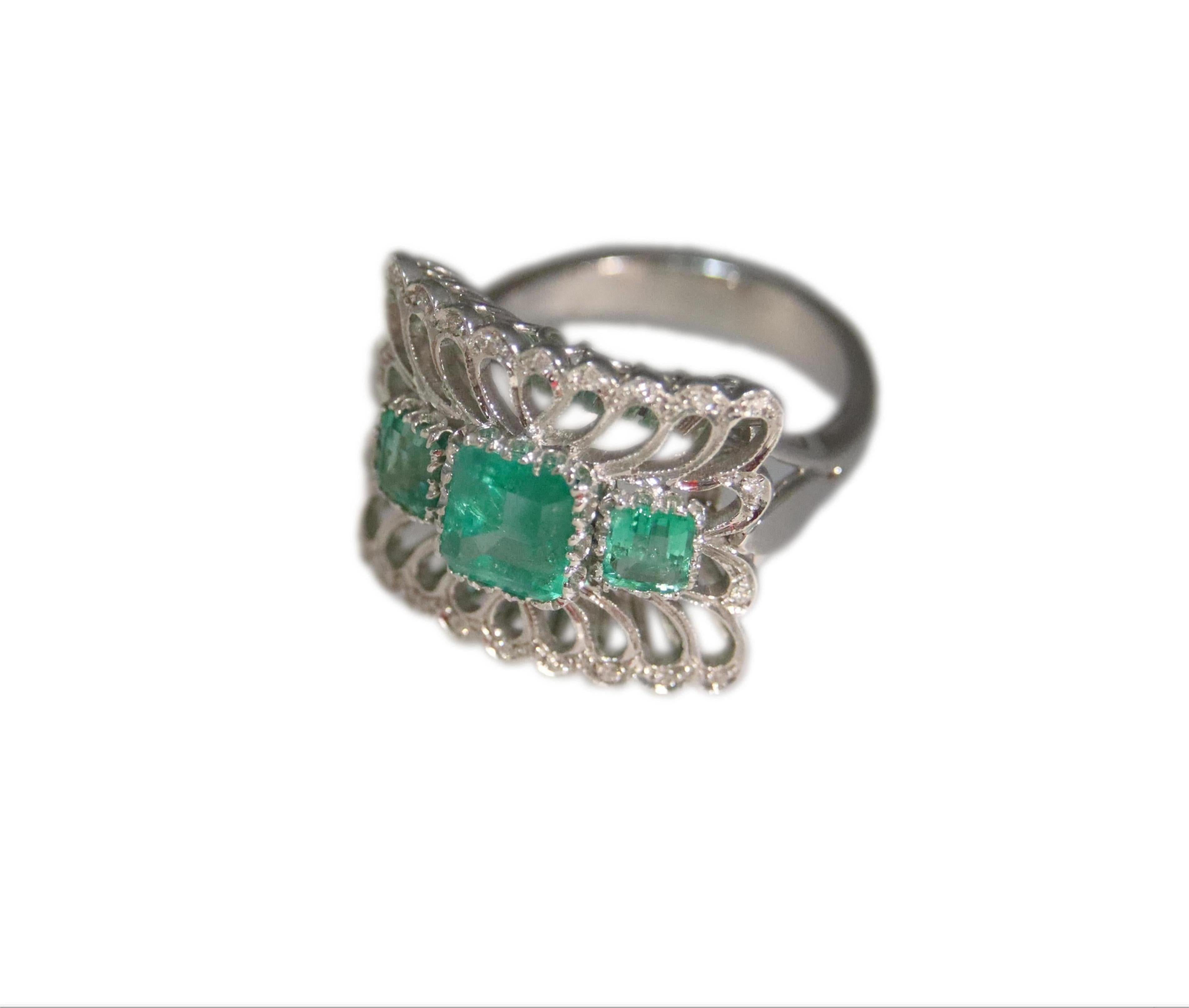 Handcraft Colombian Emeralds 18 Karat White Gold Diamonds Cocktail Ring For Sale 4