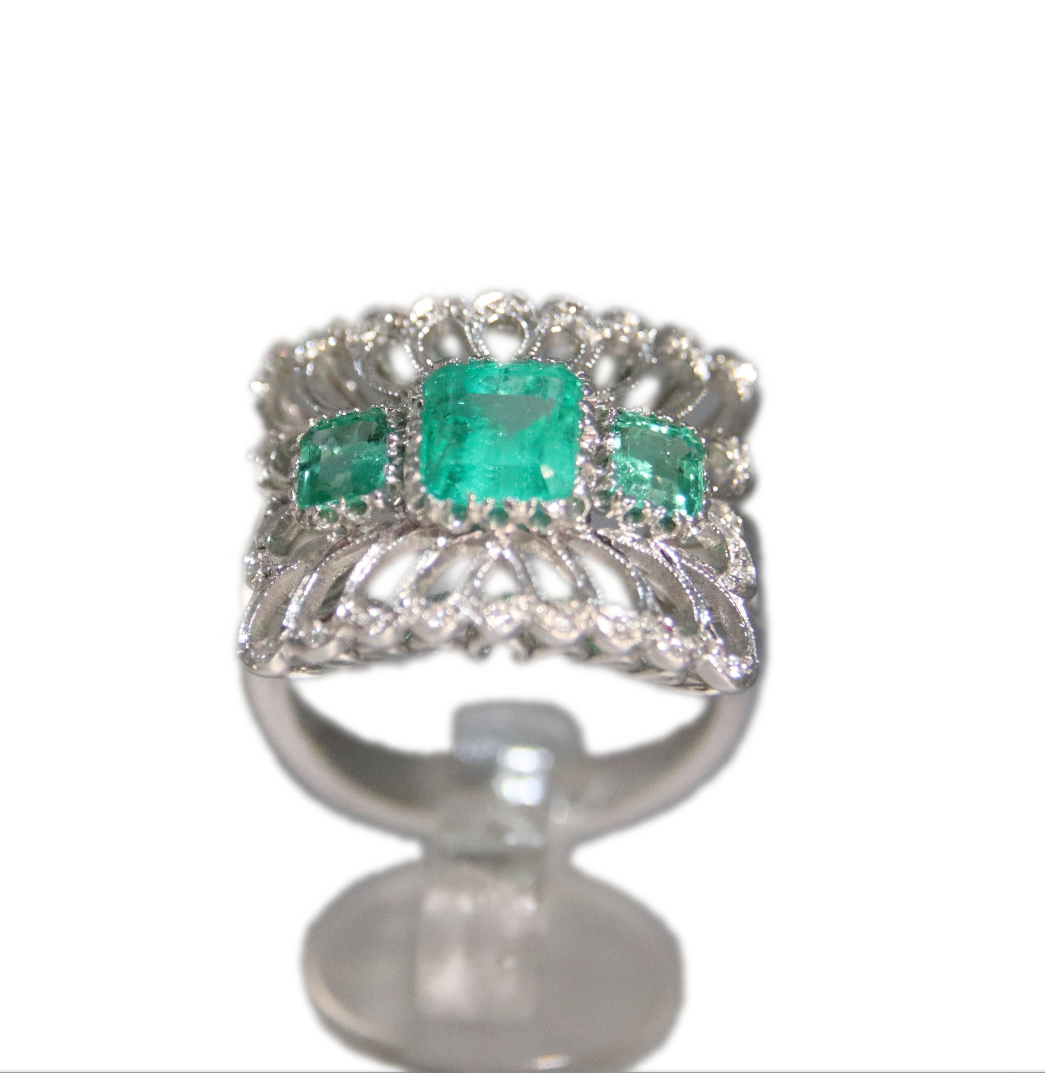 Handcraft Colombian Emeralds 18 Karat White Gold Diamonds Cocktail Ring For Sale 2