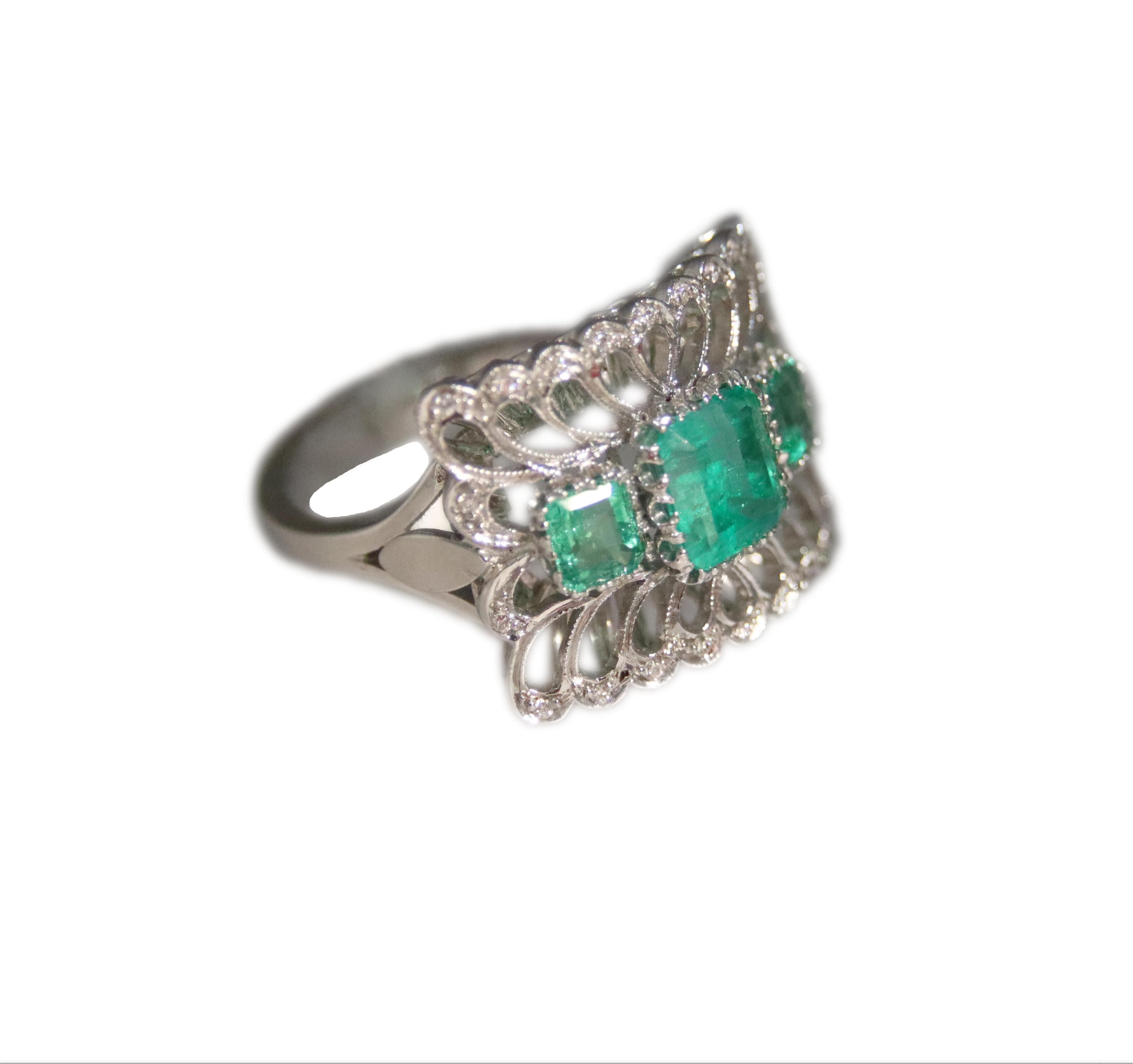 Handcraft Colombian Emeralds 18 Karat White Gold Diamonds Cocktail Ring For Sale 5