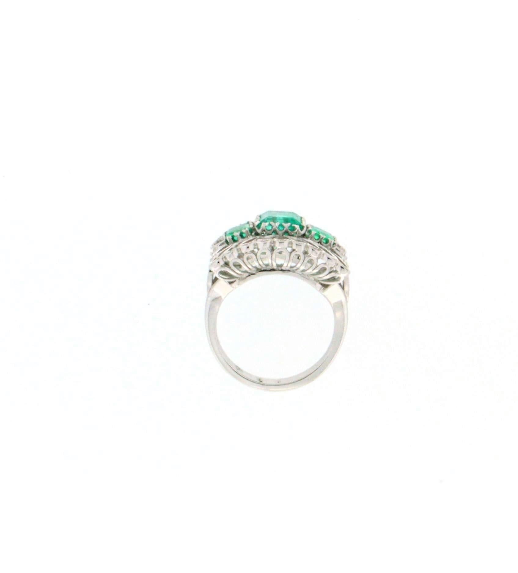 Handcraft Colombian Emeralds 18 Karat White Gold Diamonds Cocktail Ring In New Condition For Sale In Marcianise, IT