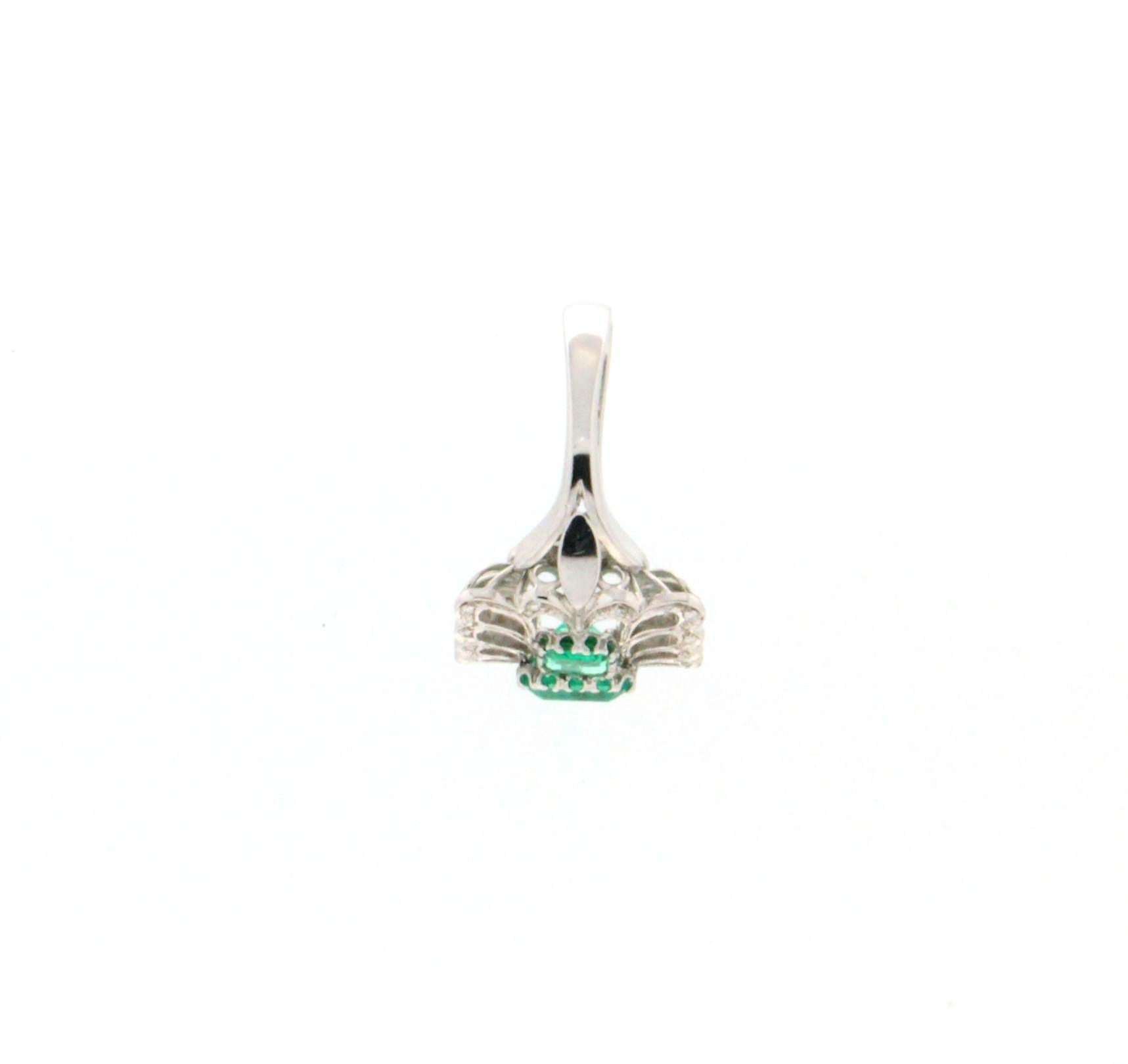 Women's or Men's Handcraft Colombian Emeralds 18 Karat White Gold Diamonds Cocktail Ring For Sale