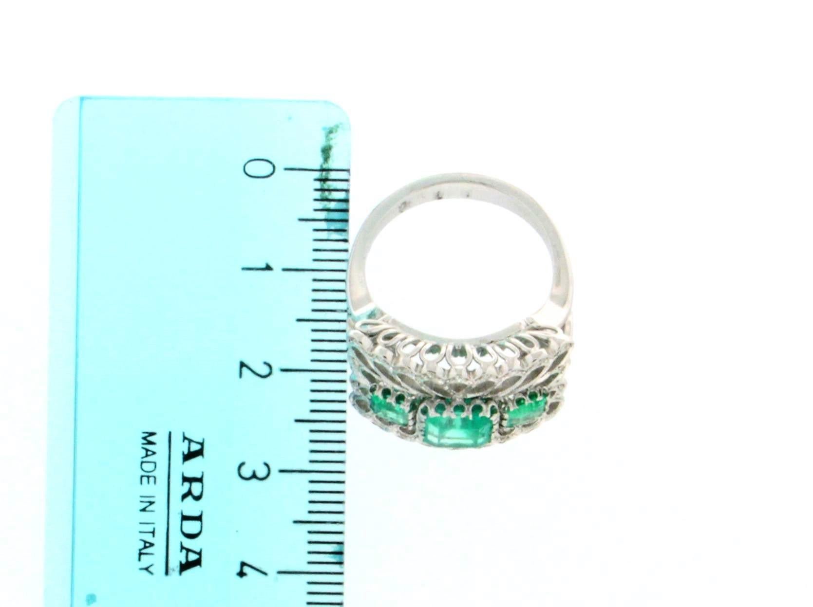 Handcraft Colombian Emeralds 18 Karat White Gold Diamonds Cocktail Ring For Sale 3