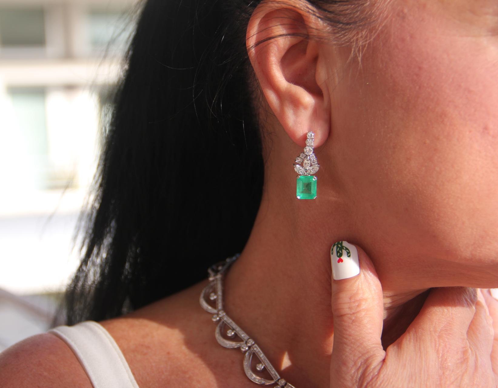 Handcraft Colombian Emeralds 18 Karat White Gold Diamonds Drop Earrings In New Condition For Sale In Marcianise, IT