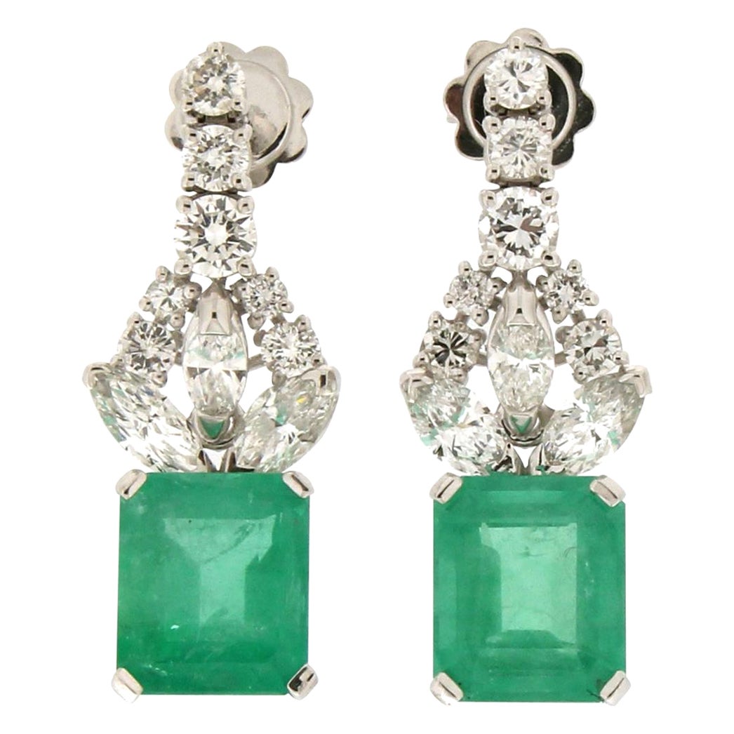 Boucles d'oreilles en goutte artisanales en or blanc 18 carats avec émeraudes de Colombie et diamants