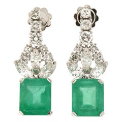 Boucles d'oreilles en goutte artisanales en or blanc 18 carats avec émeraudes de Colombie et diamants