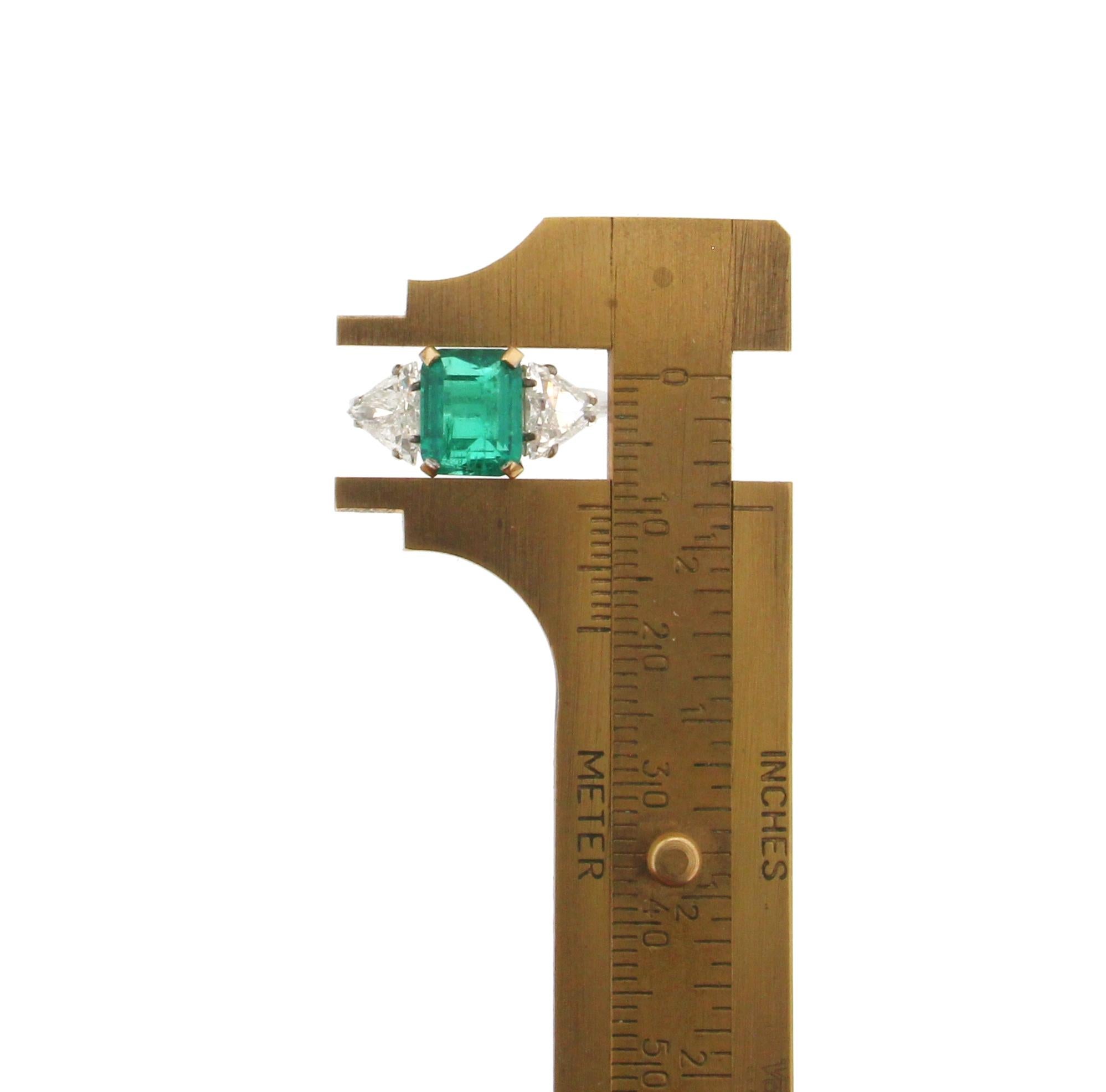 Handcraft Colombian Emeralds 18 Karat White Gold Diamonds Engagement Ring In New Condition In Marcianise, IT