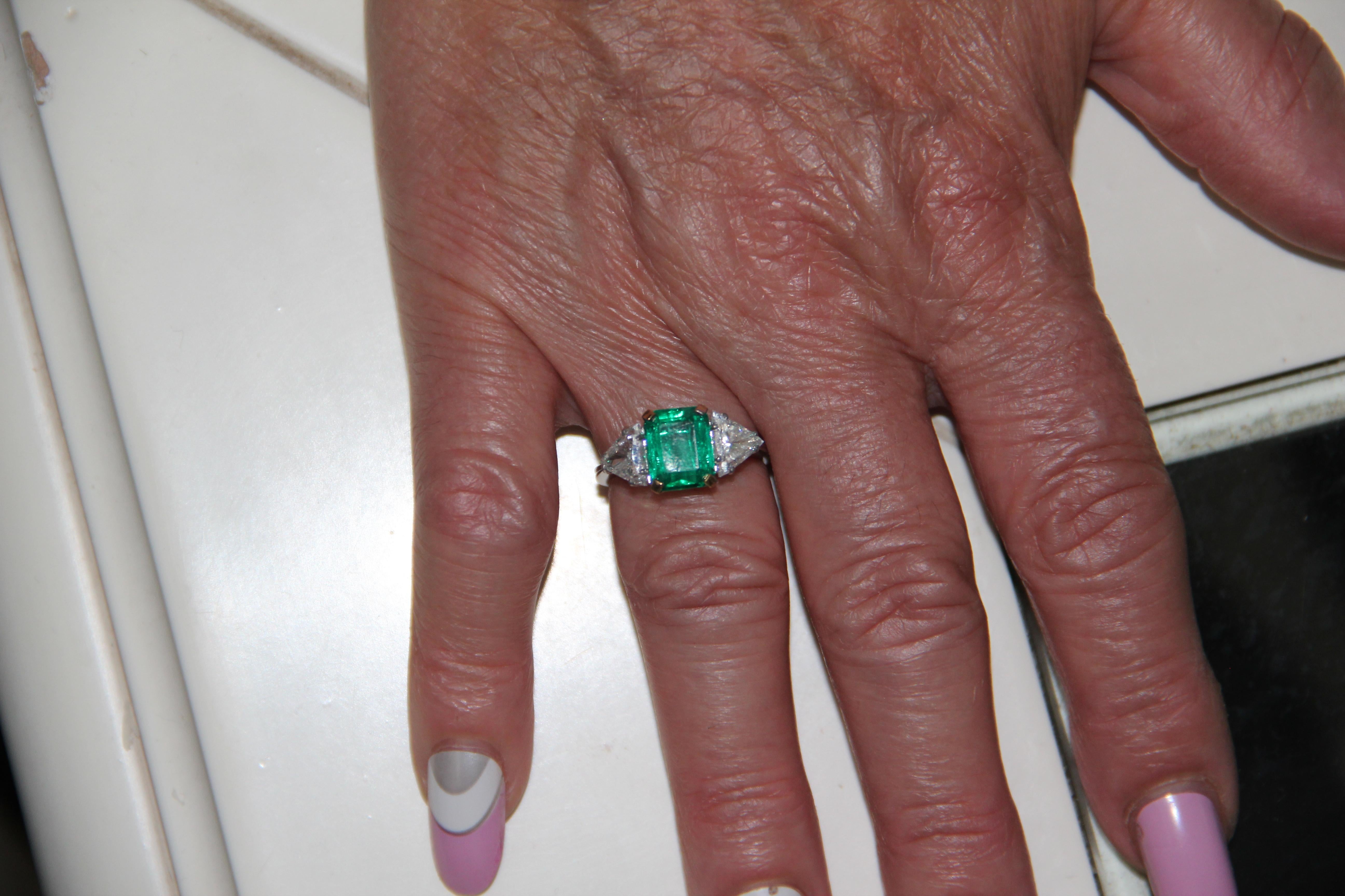 Handcraft Colombian Emeralds 18 Karat White Gold Diamonds Engagement Ring 3