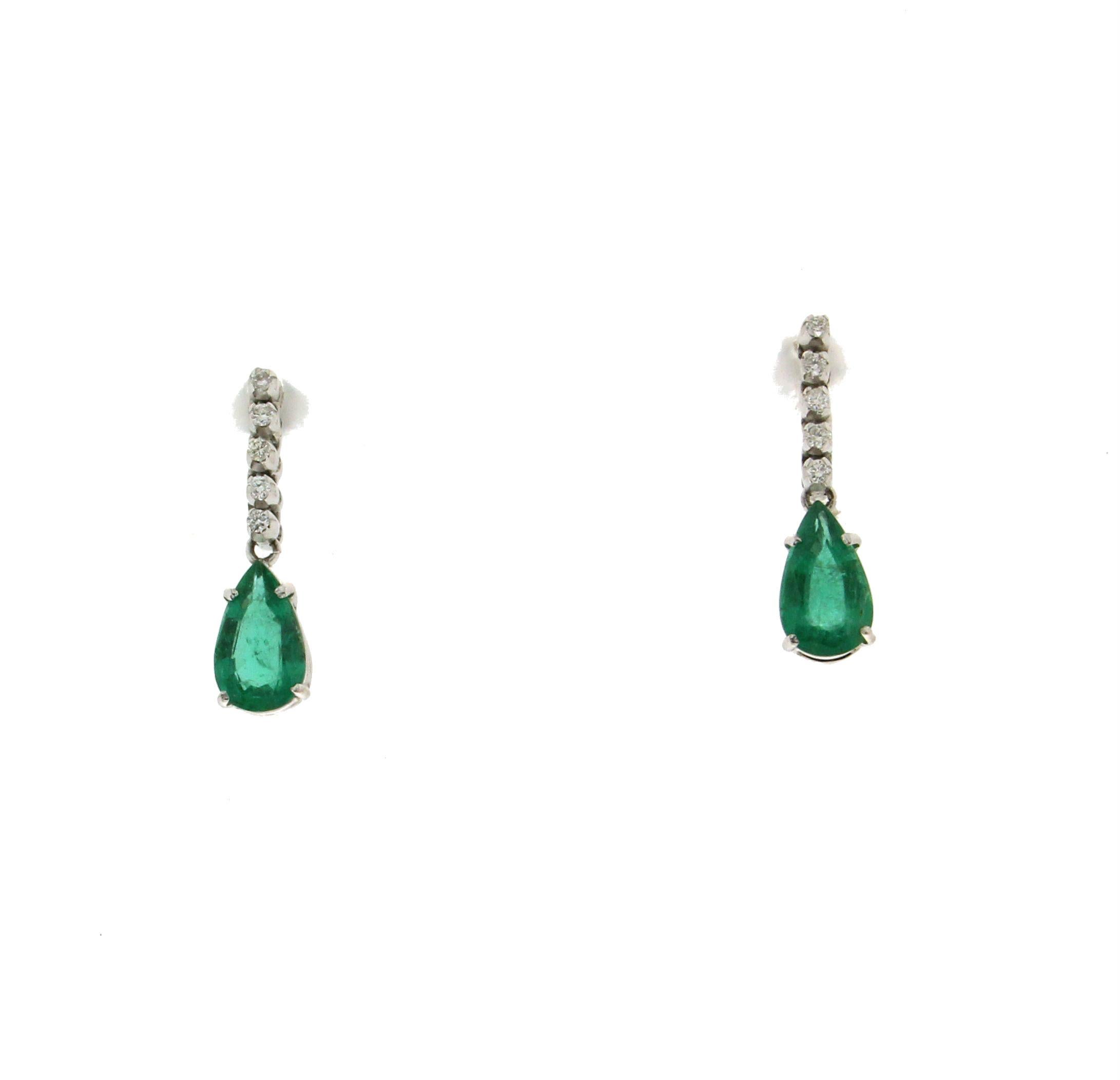 Artisan Handcraft Colombian Emeralds 18 Karat White Gold Drop Earrings