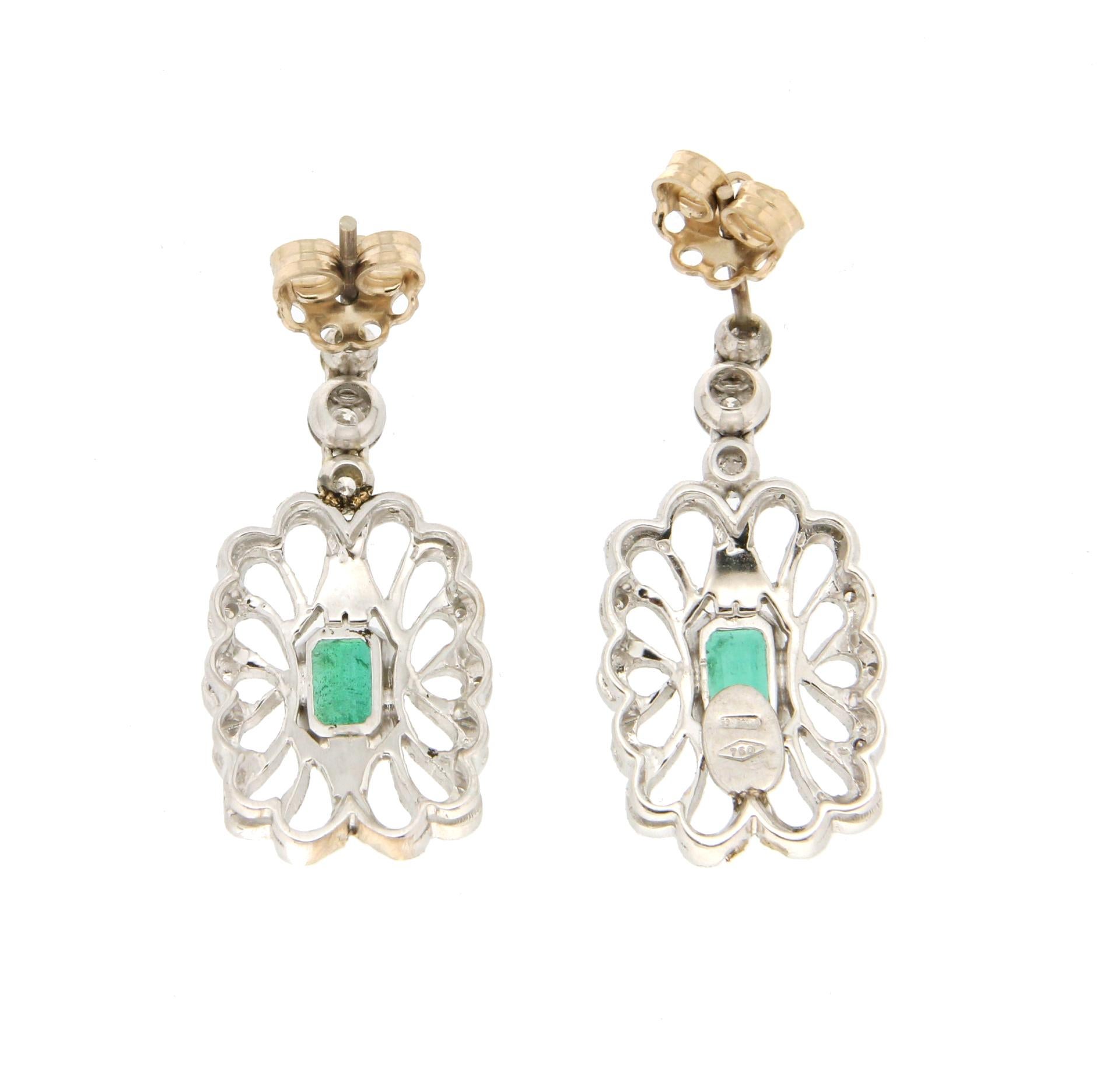 Taille ronde Pendants d'oreilles artisanaux en or blanc 18 carats avec émeraudes de Colombie et diamants en vente