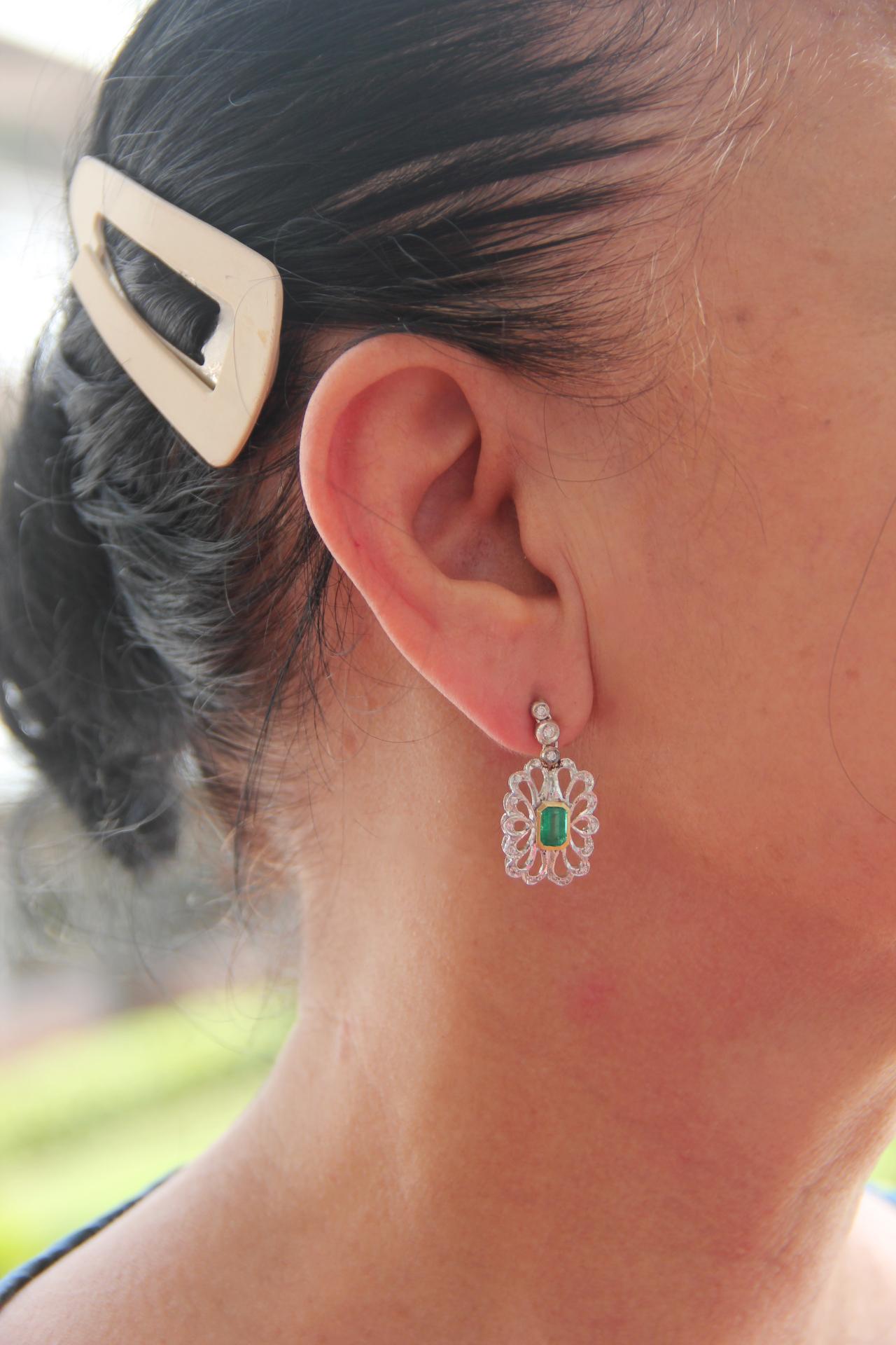 Pendants d'oreilles artisanaux en or blanc 18 carats avec émeraudes de Colombie et diamants Pour femmes en vente
