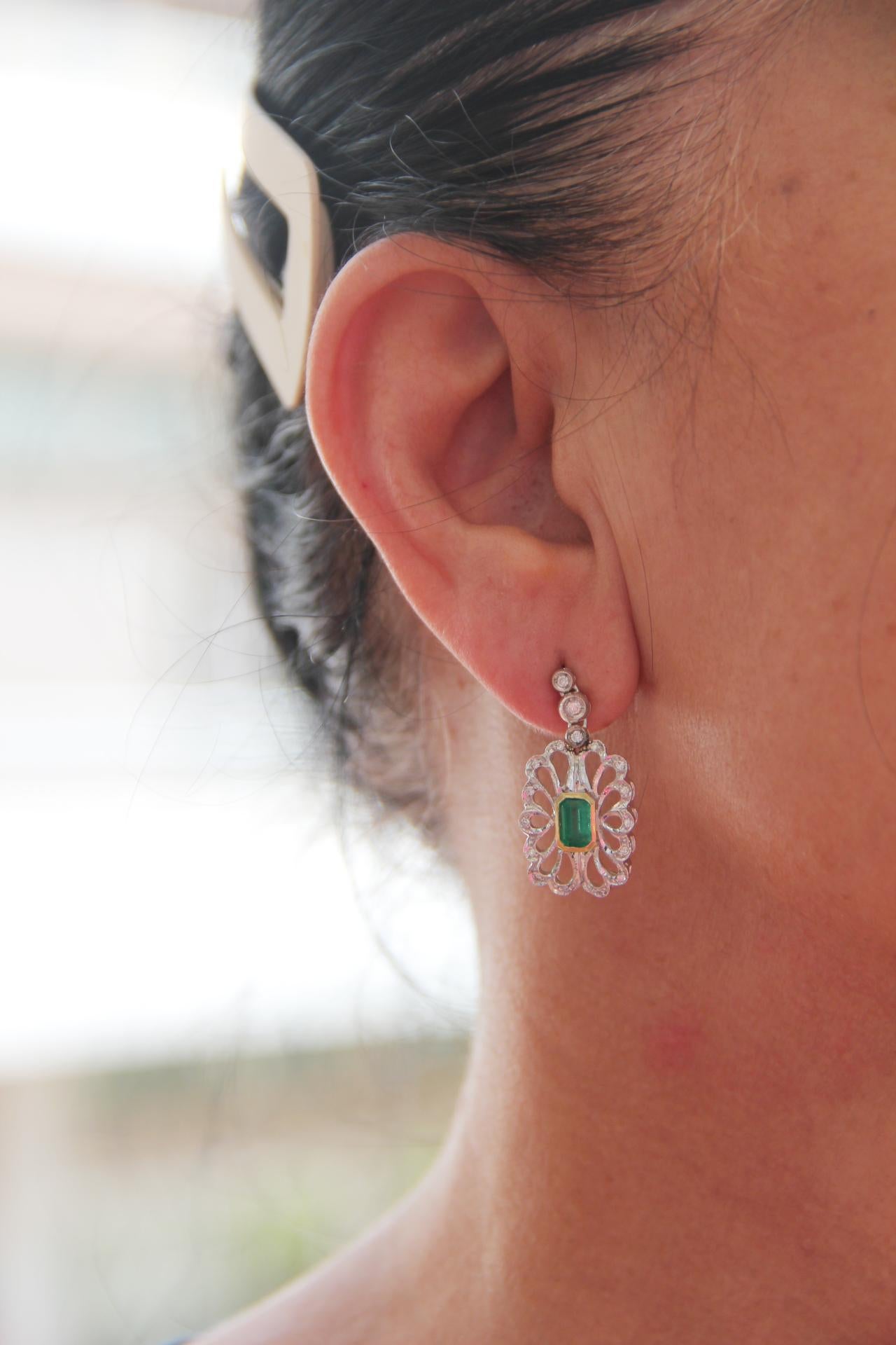 Pendants d'oreilles artisanaux en or blanc 18 carats avec émeraudes de Colombie et diamants en vente 1