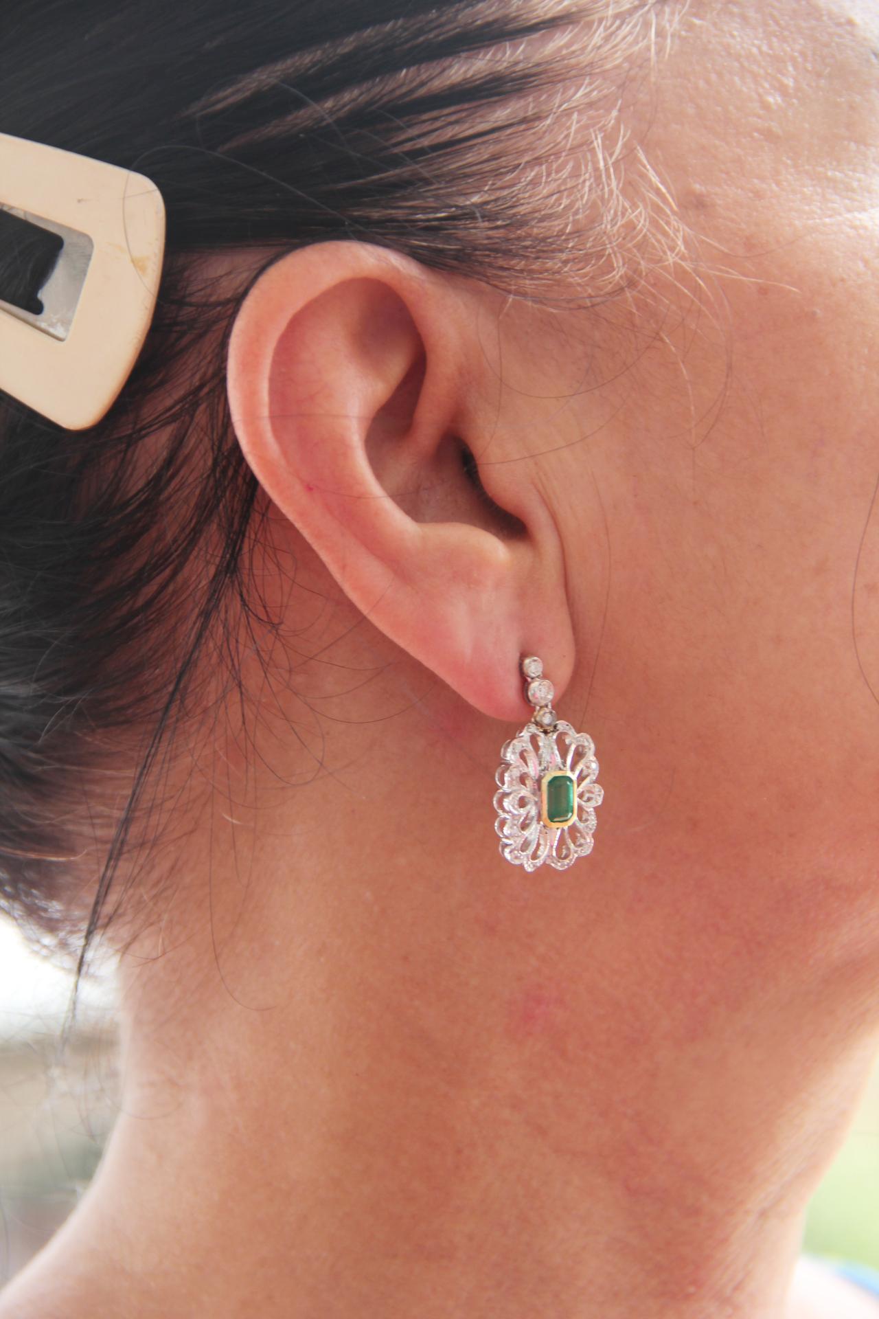 Pendants d'oreilles artisanaux en or blanc 18 carats avec émeraudes de Colombie et diamants en vente 2