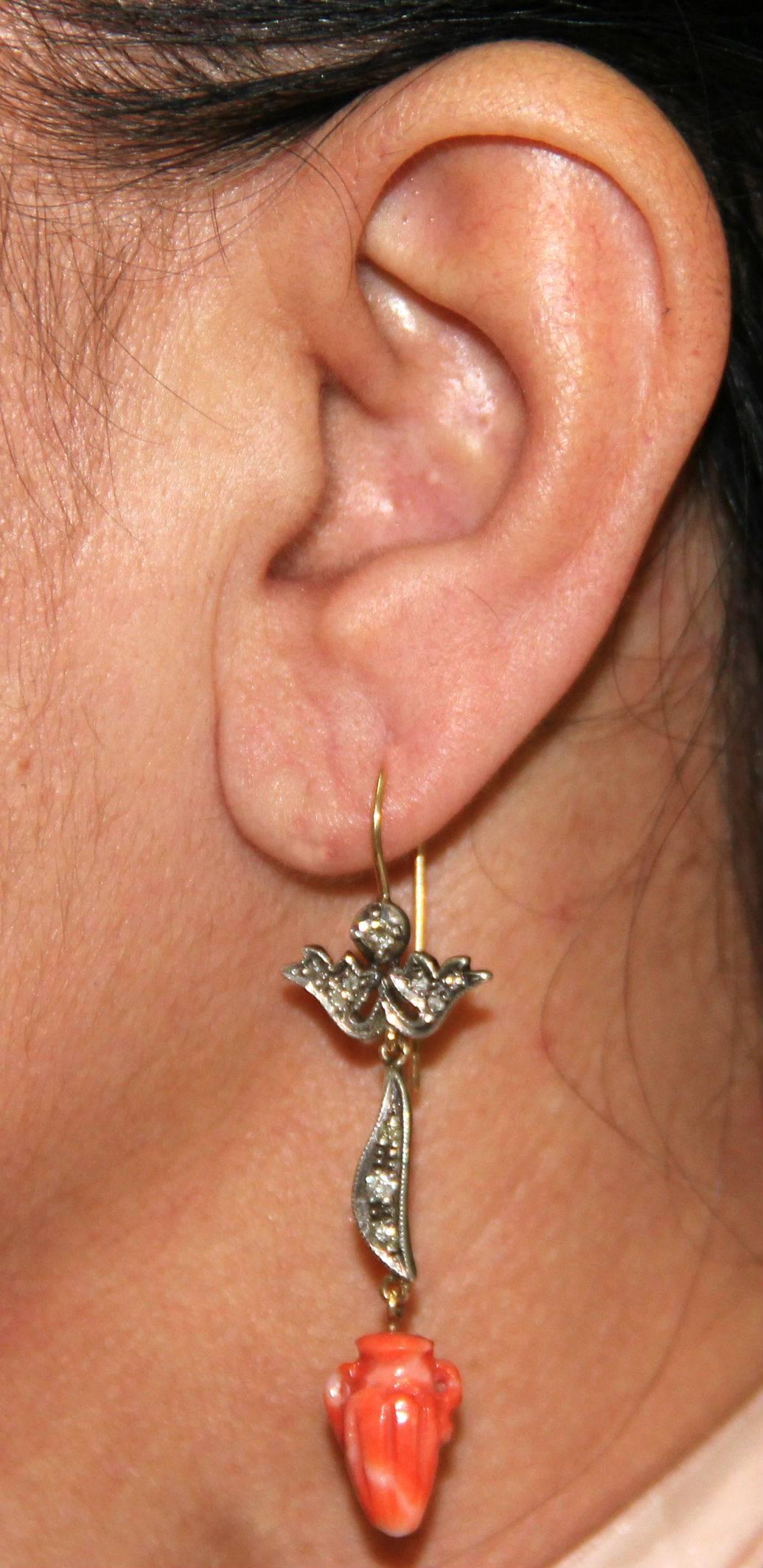 Taille rose Boucles d'oreilles en goutte en or jaune 14 carats et diamants avec corail, fabrication artisanale en vente