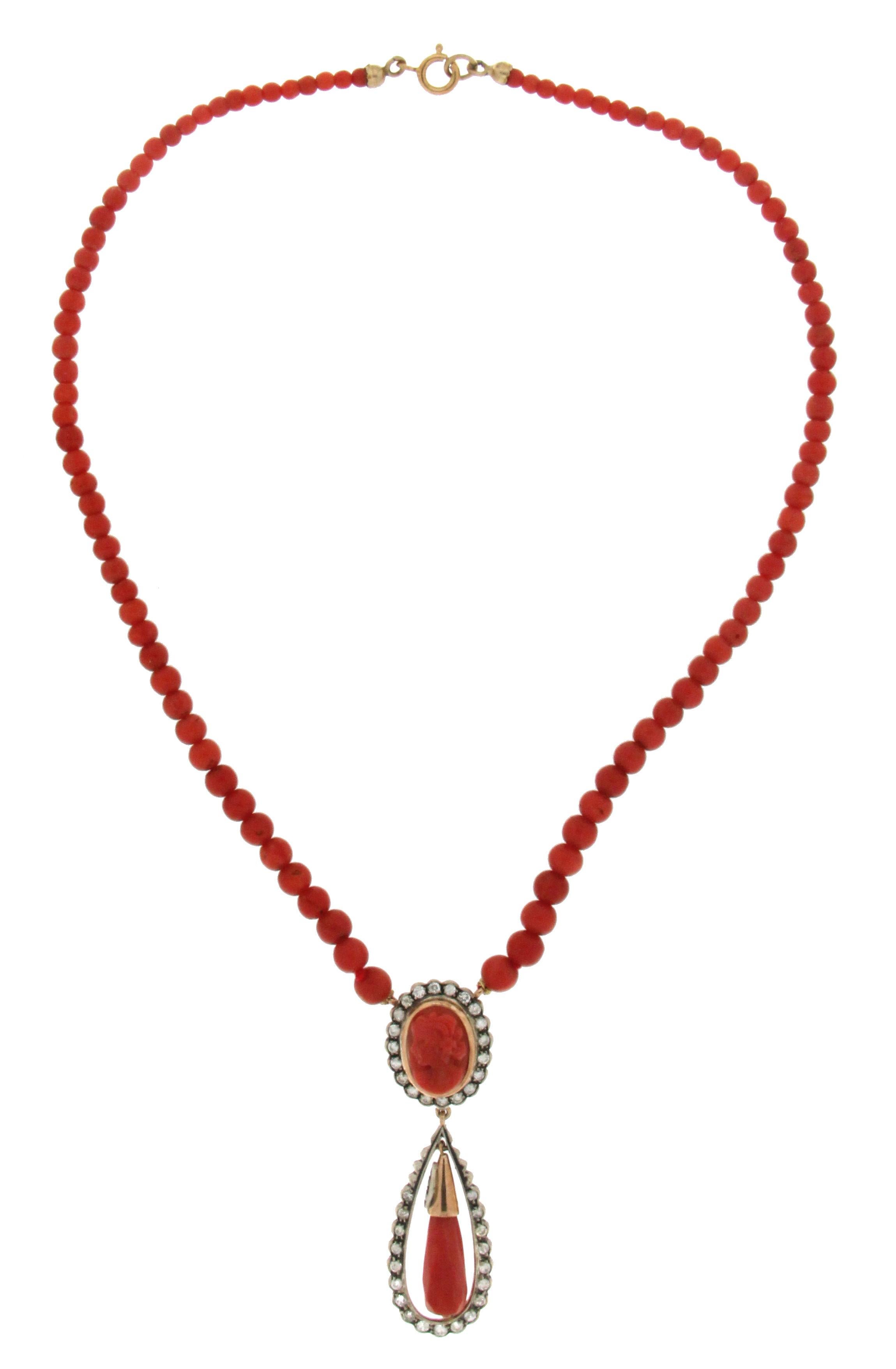 Taille brillant Collier pendentif artisanal en corail, or jaune 14 carats et diamants en argent en vente