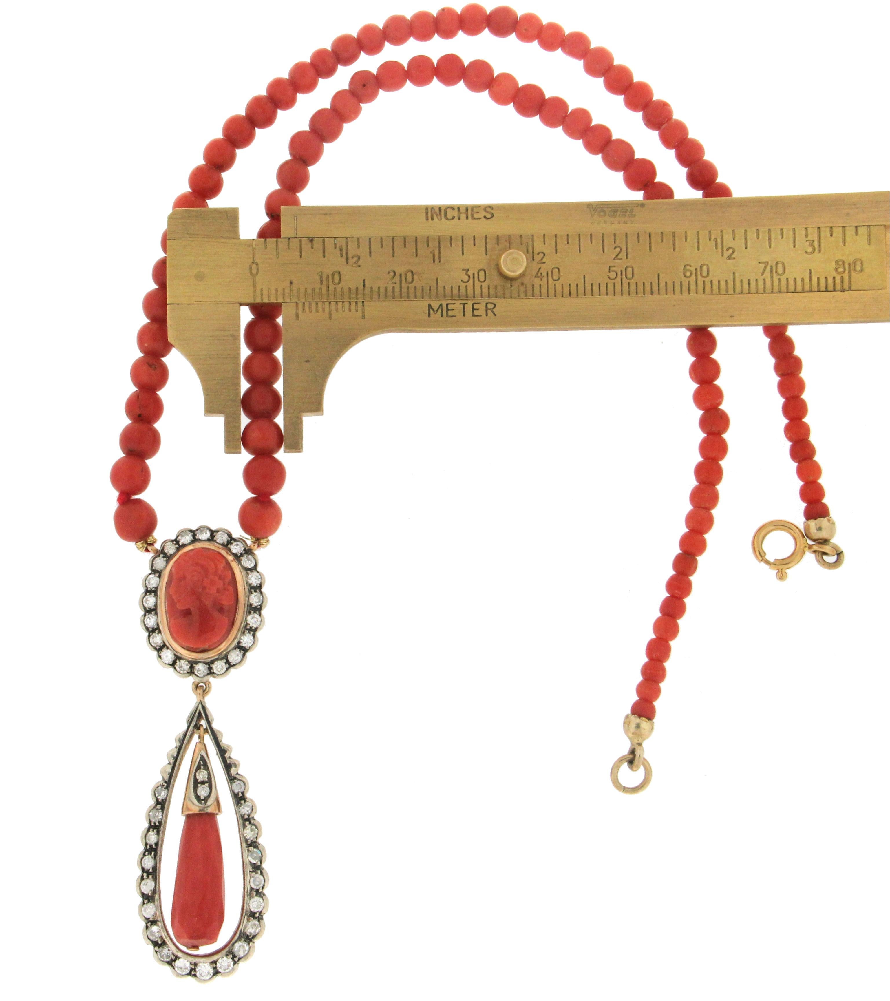 Collier pendentif artisanal en corail, or jaune 14 carats et diamants en argent en vente 1